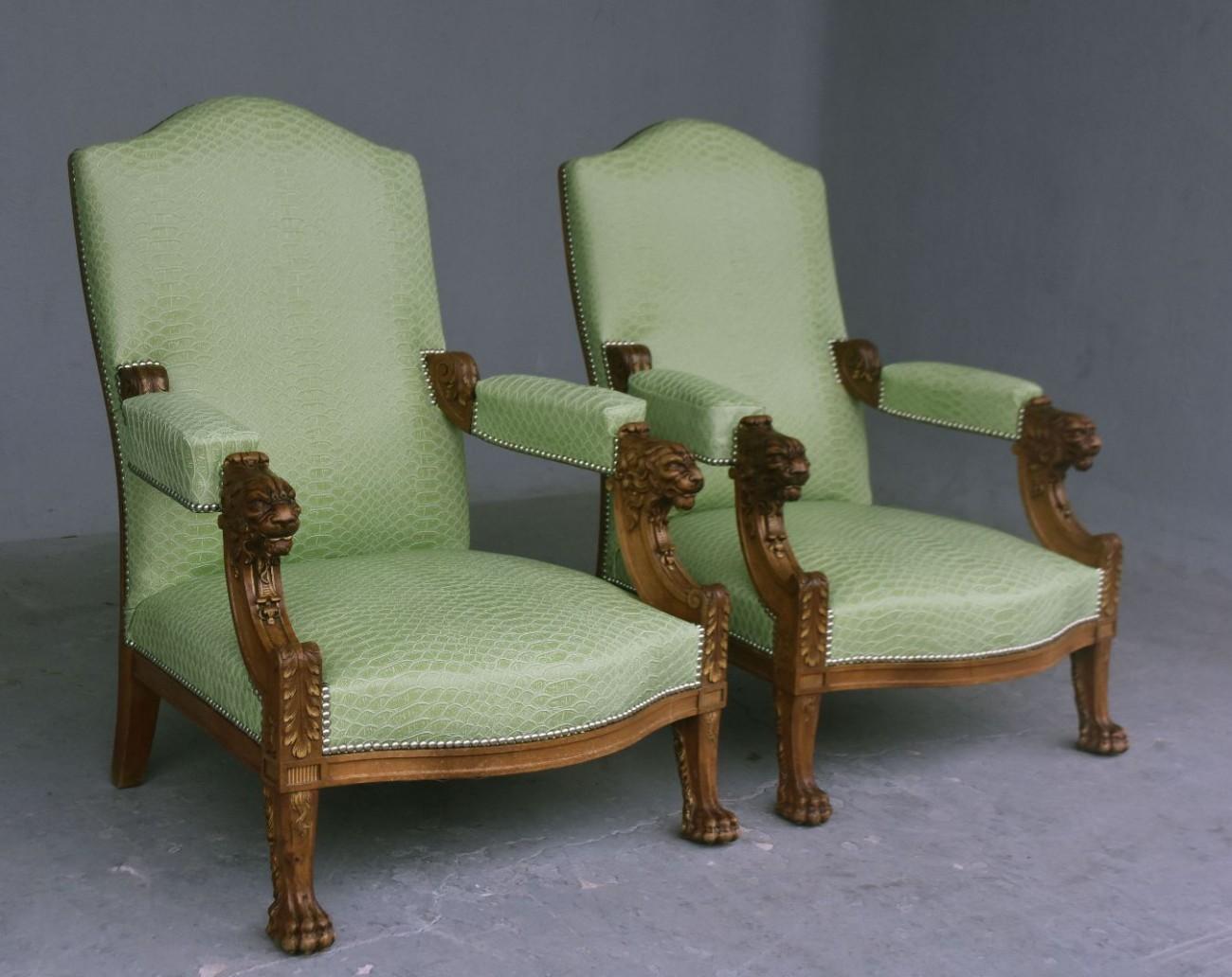 English Late 19th Century Pair of Walnut Armchairs with Lion and Claw Feet For Sale