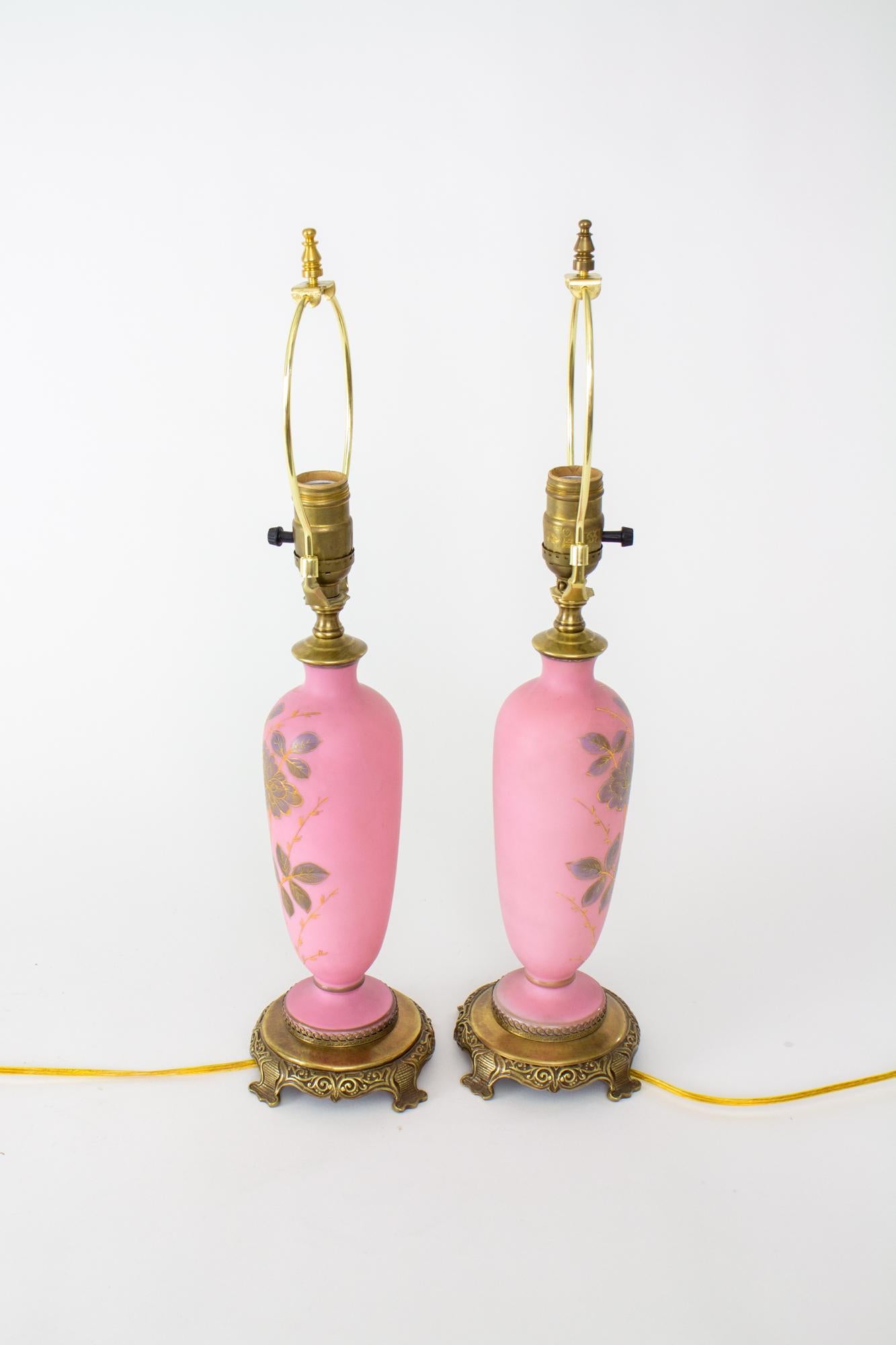 Ende des 19. Jahrhunderts Pallme Konig Österreichische Rosa Tischlampen - ein Paar im Zustand „Gut“ im Angebot in Canton, MA