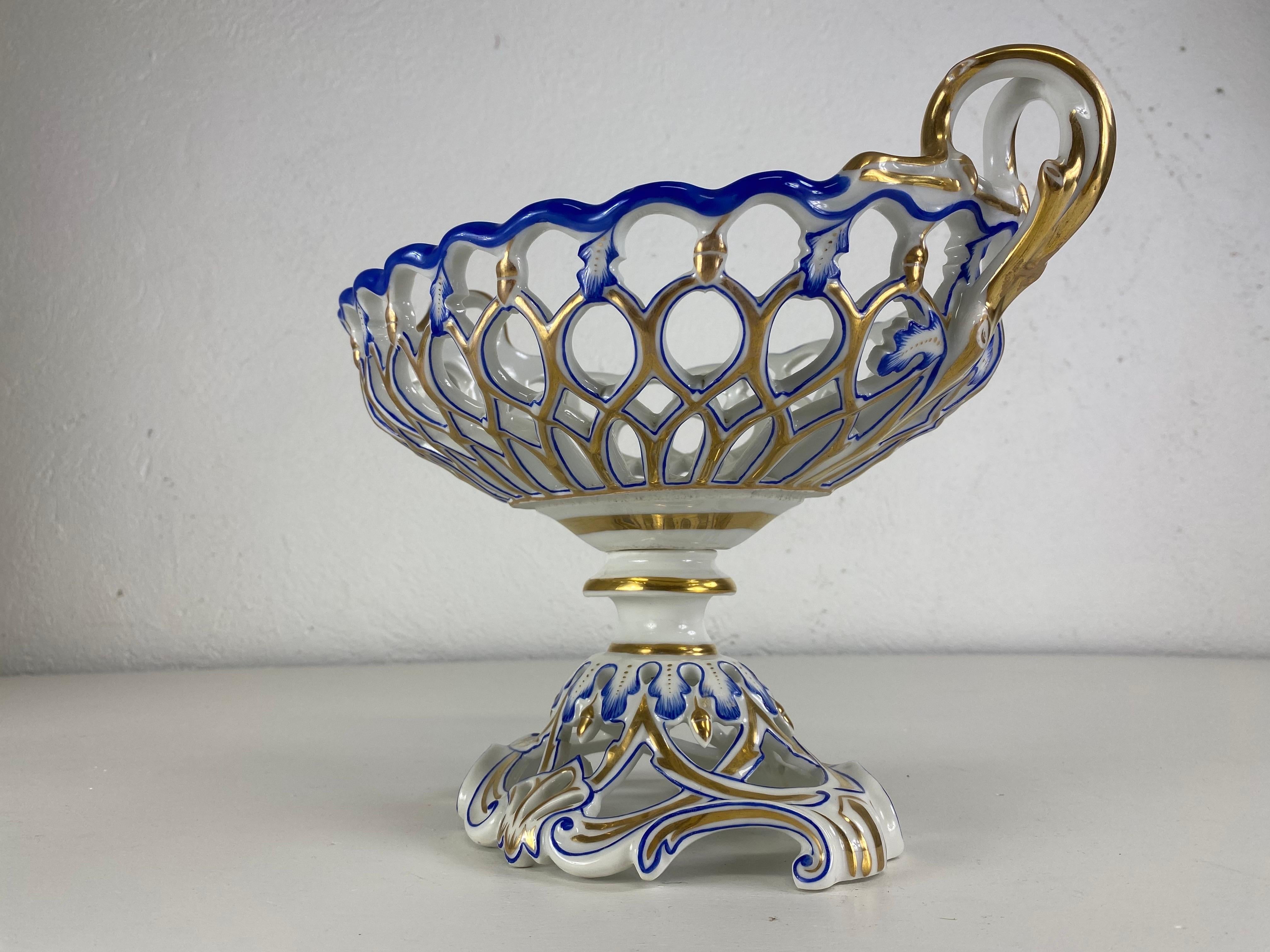 Late 19th century Paris porcelain hand painted decorative fretwork bowl For Sale 4