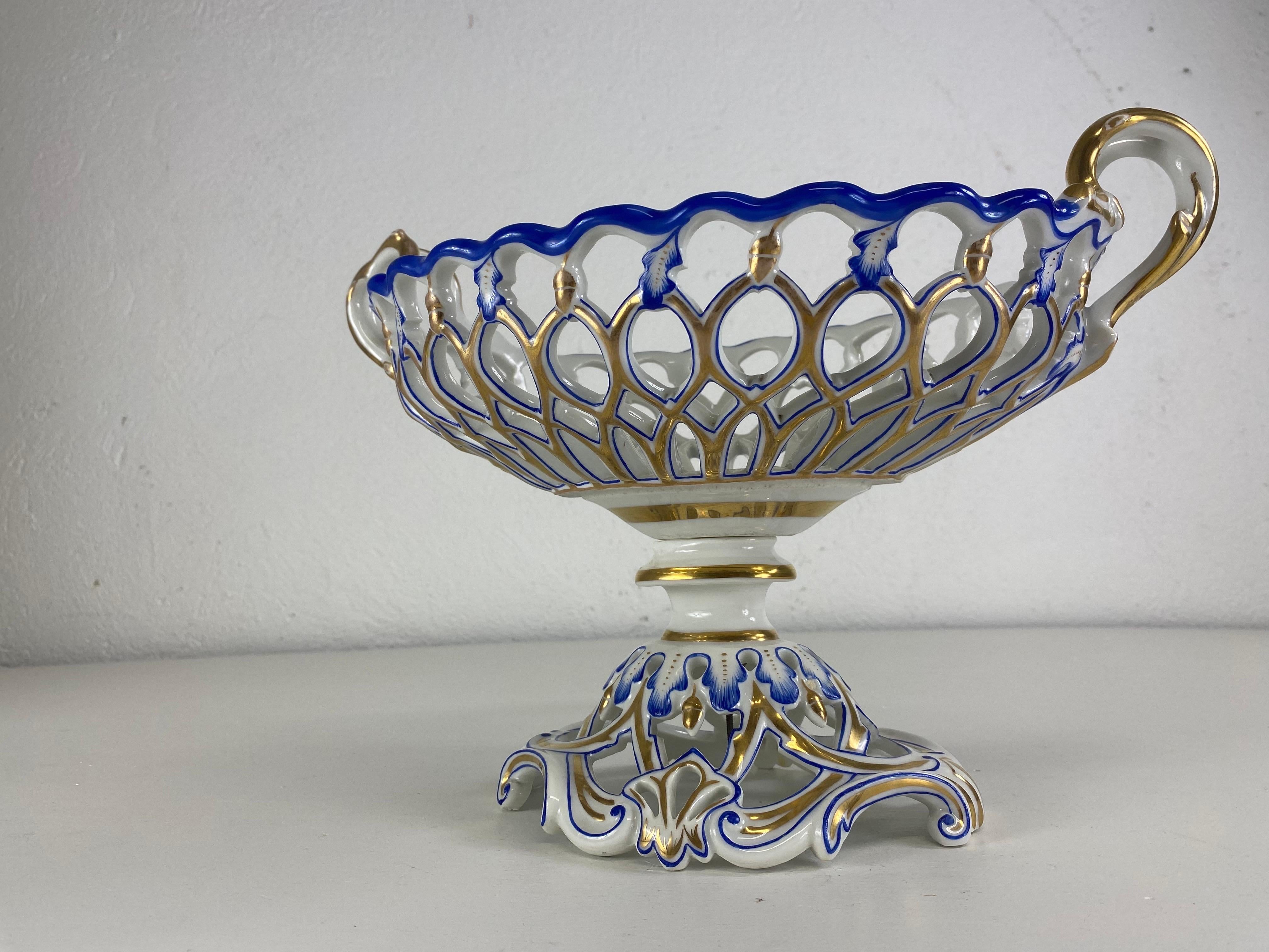 Hand-Crafted Late 19th century Paris porcelain hand painted decorative fretwork bowl For Sale