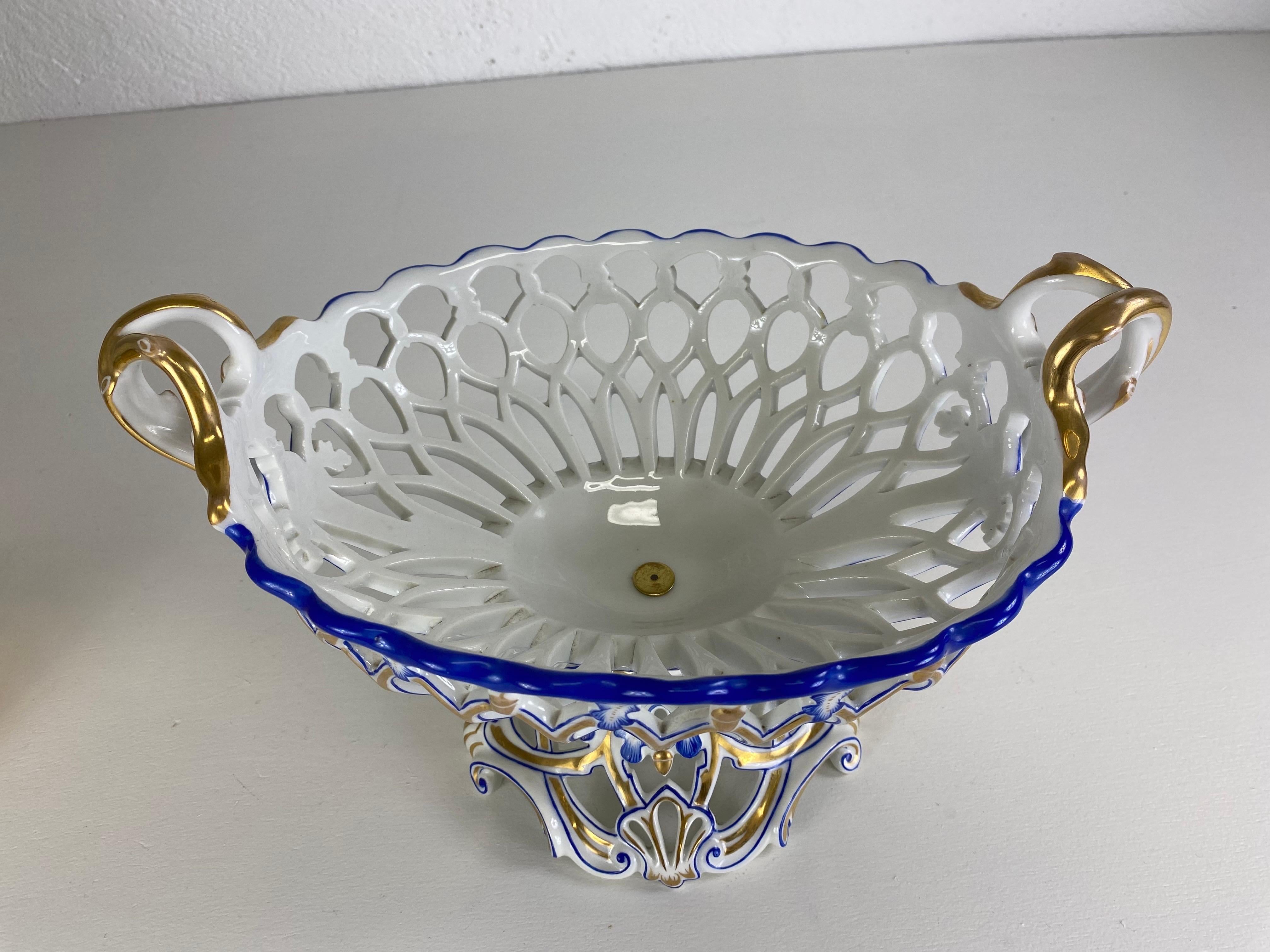 Late 19th century Paris porcelain hand painted decorative fretwork bowl In Good Condition For Sale In Allentown, PA