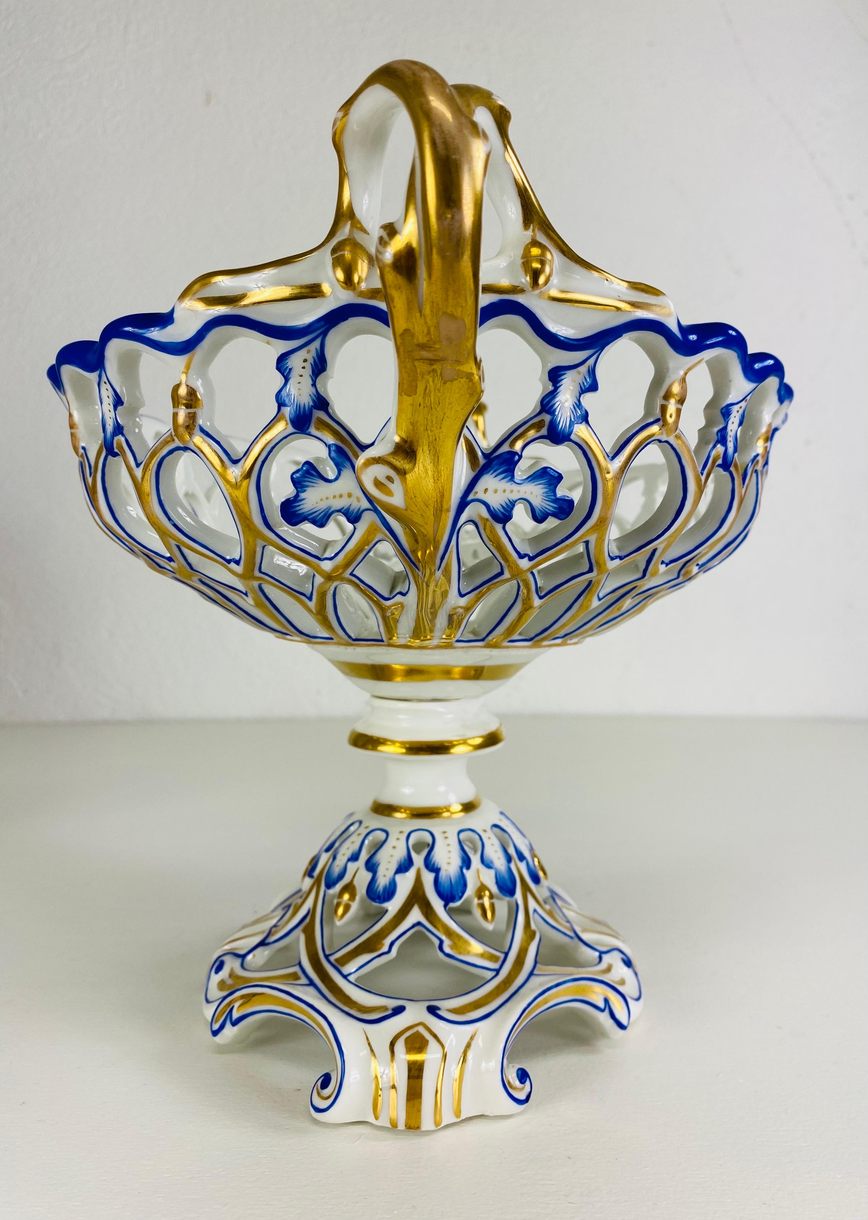 Porcelain Late 19th century Paris porcelain hand painted decorative fretwork bowl For Sale
