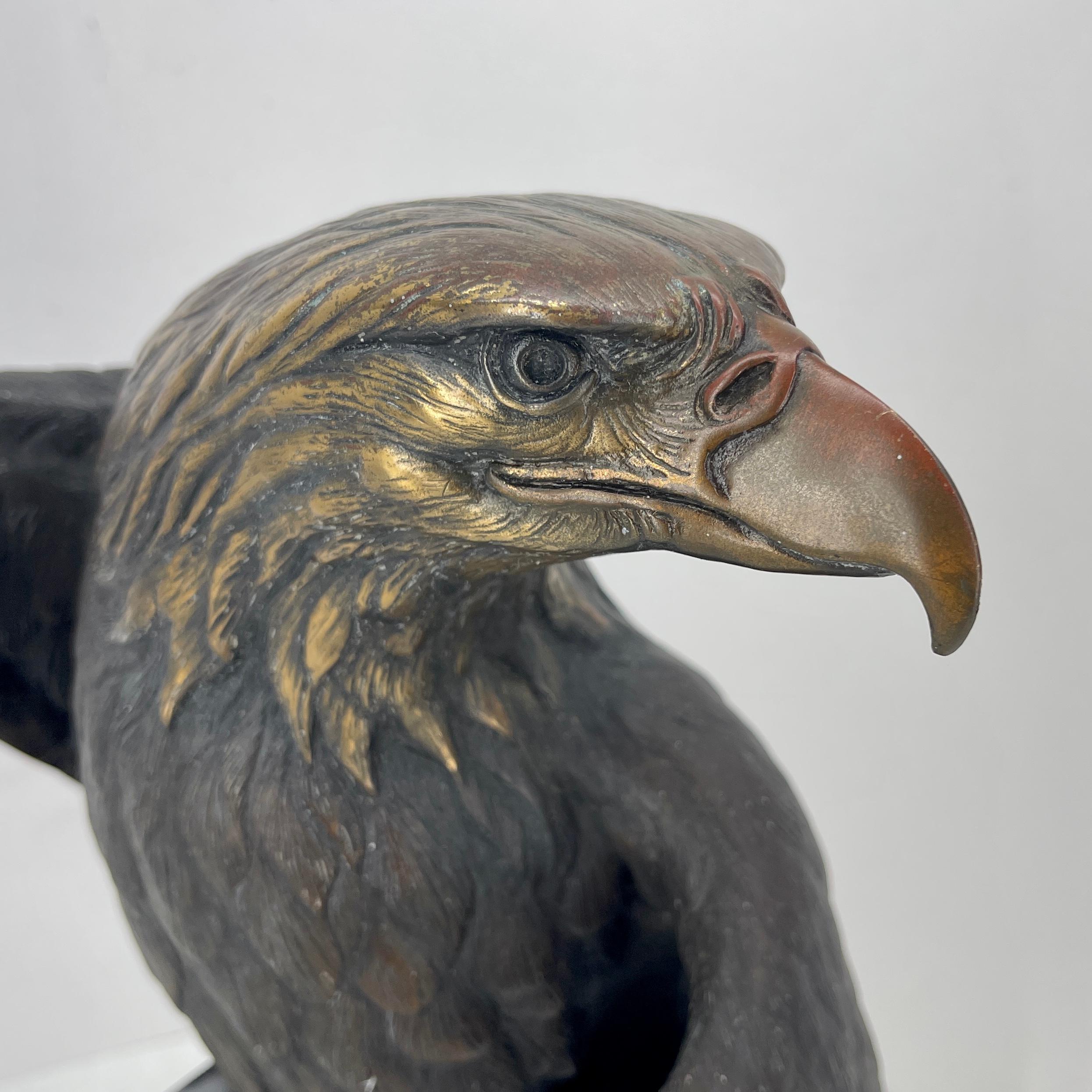 Aquila in bronzo patinato della fine del XIX secolo su supporto in marmo nero in vendita 2