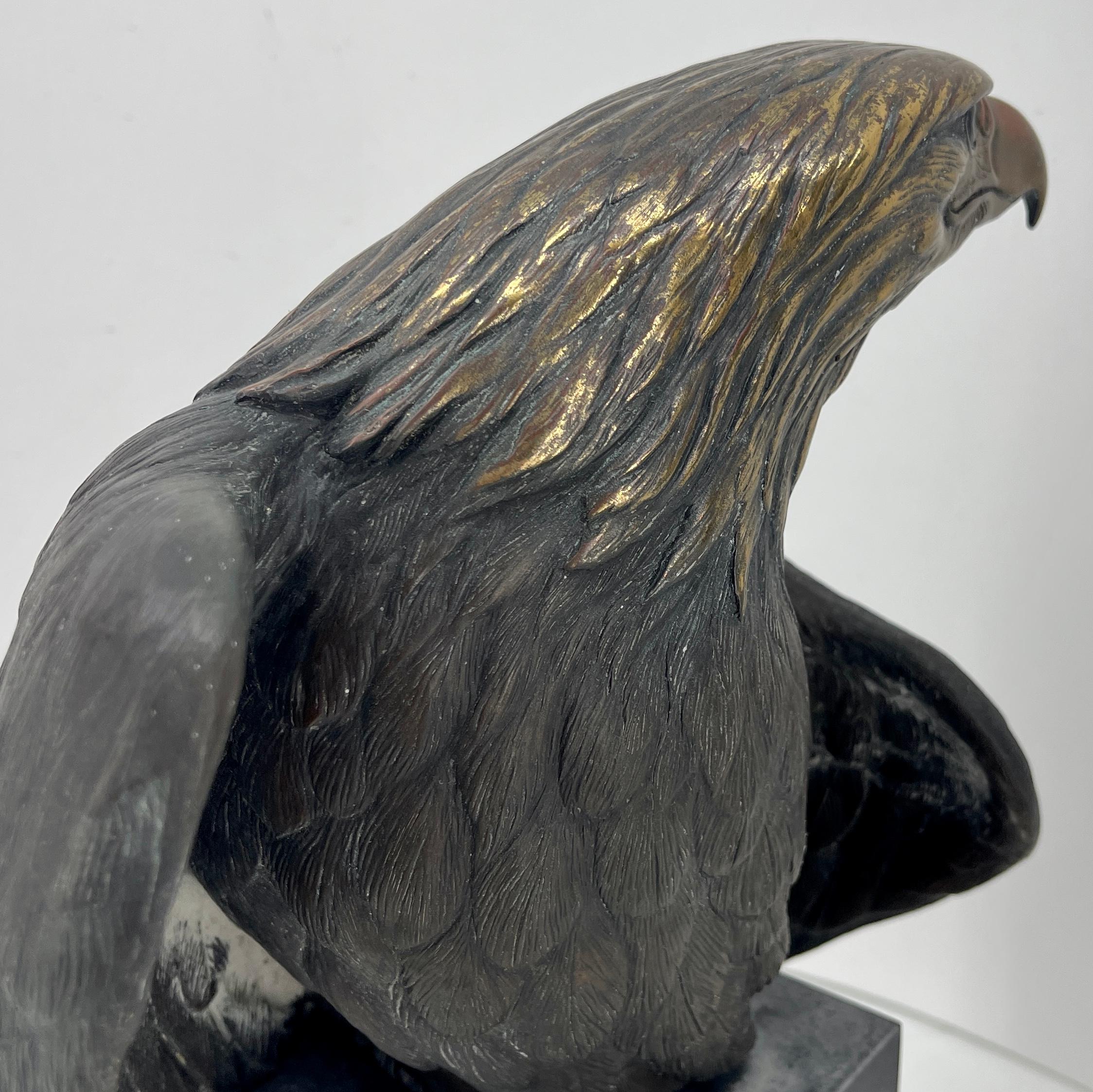 Aquila in bronzo patinato della fine del XIX secolo su supporto in marmo nero in vendita 4