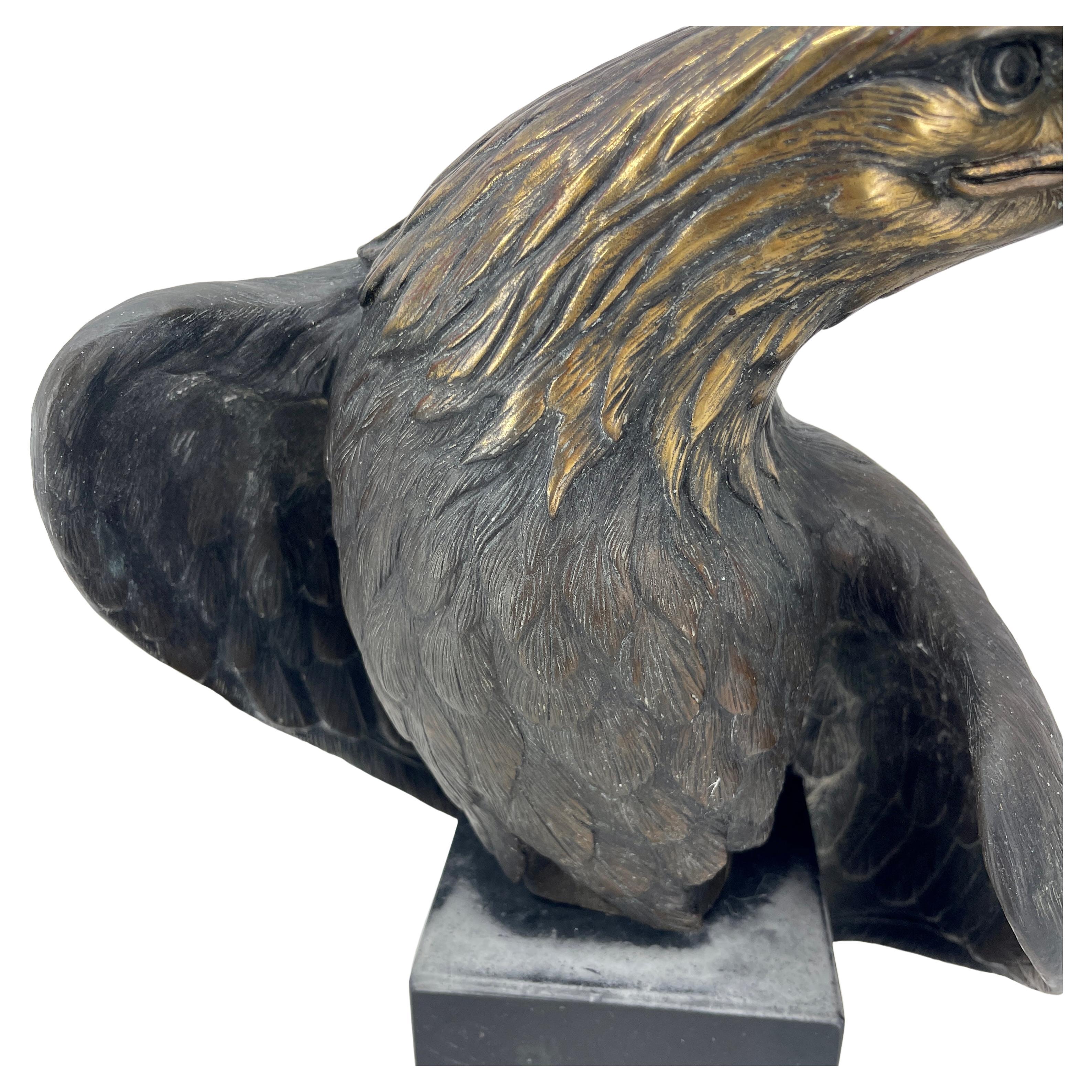Aigle en bronze patiné de la fin du XIXe siècle sur Stand en marbre noir en vente 7