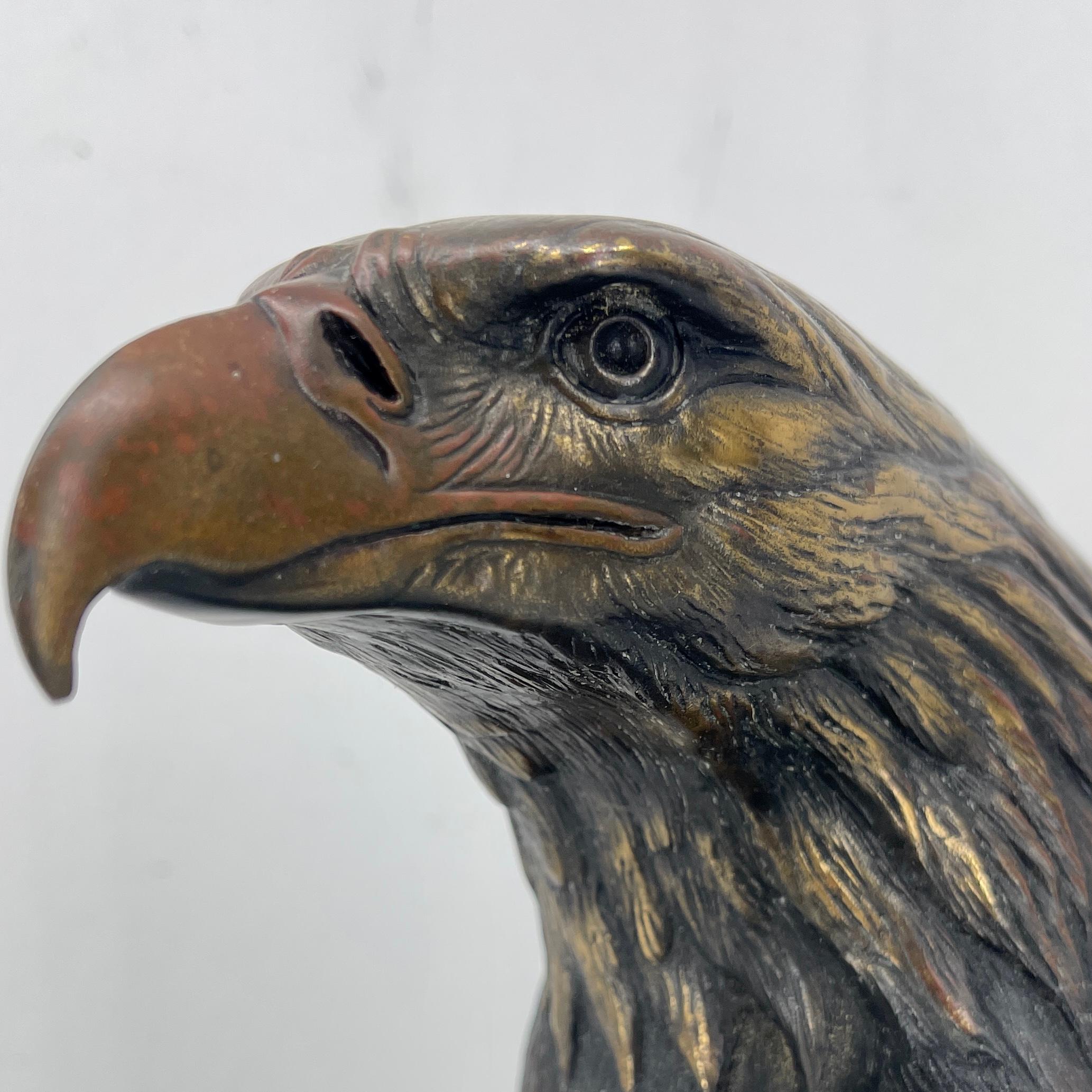 Bronze Aigle en bronze patiné de la fin du XIXe siècle sur Stand en marbre noir en vente
