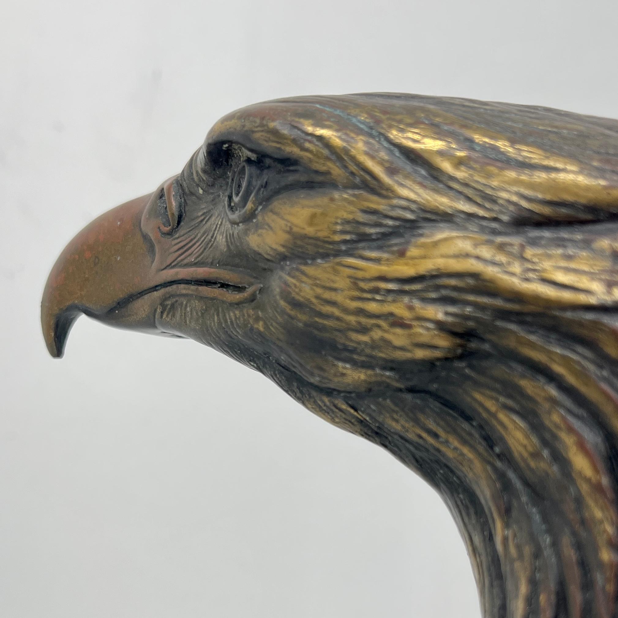 Aigle en bronze patiné de la fin du XIXe siècle sur Stand en marbre noir en vente 1