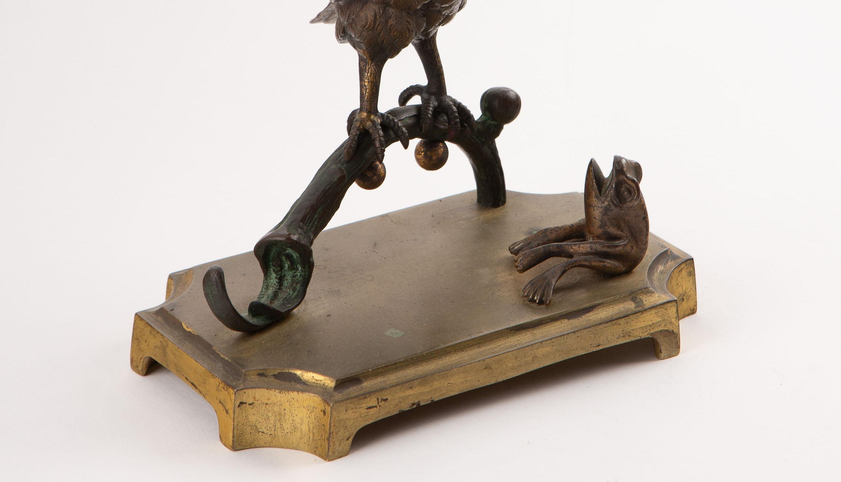 Gufo e rana in bronzo patinato della fine del XIX secolo su base in bronzo dorato In condizioni ottime in vendita a New York, NY