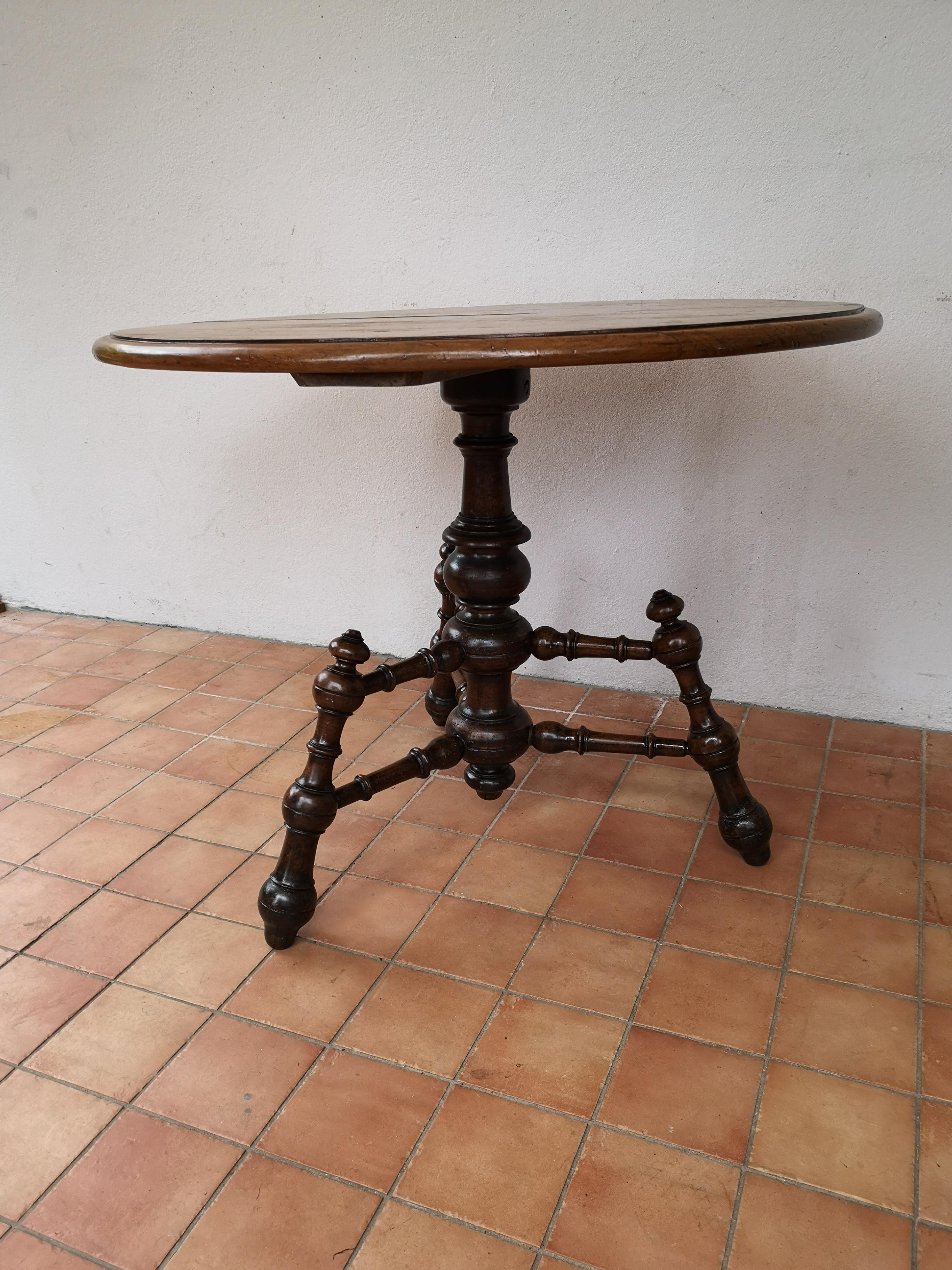 Sockel Tisch oder kleine Dreibein-Tabelle aus dem Ende des 19. Jahrhunderts, die Beine sind in geschnitztem Holz, Eiche oben, Verschleiß der Zeit im Einklang mit Alter und Nutzung, Stück von großer Originalität. Passt sehr gut zu modernen