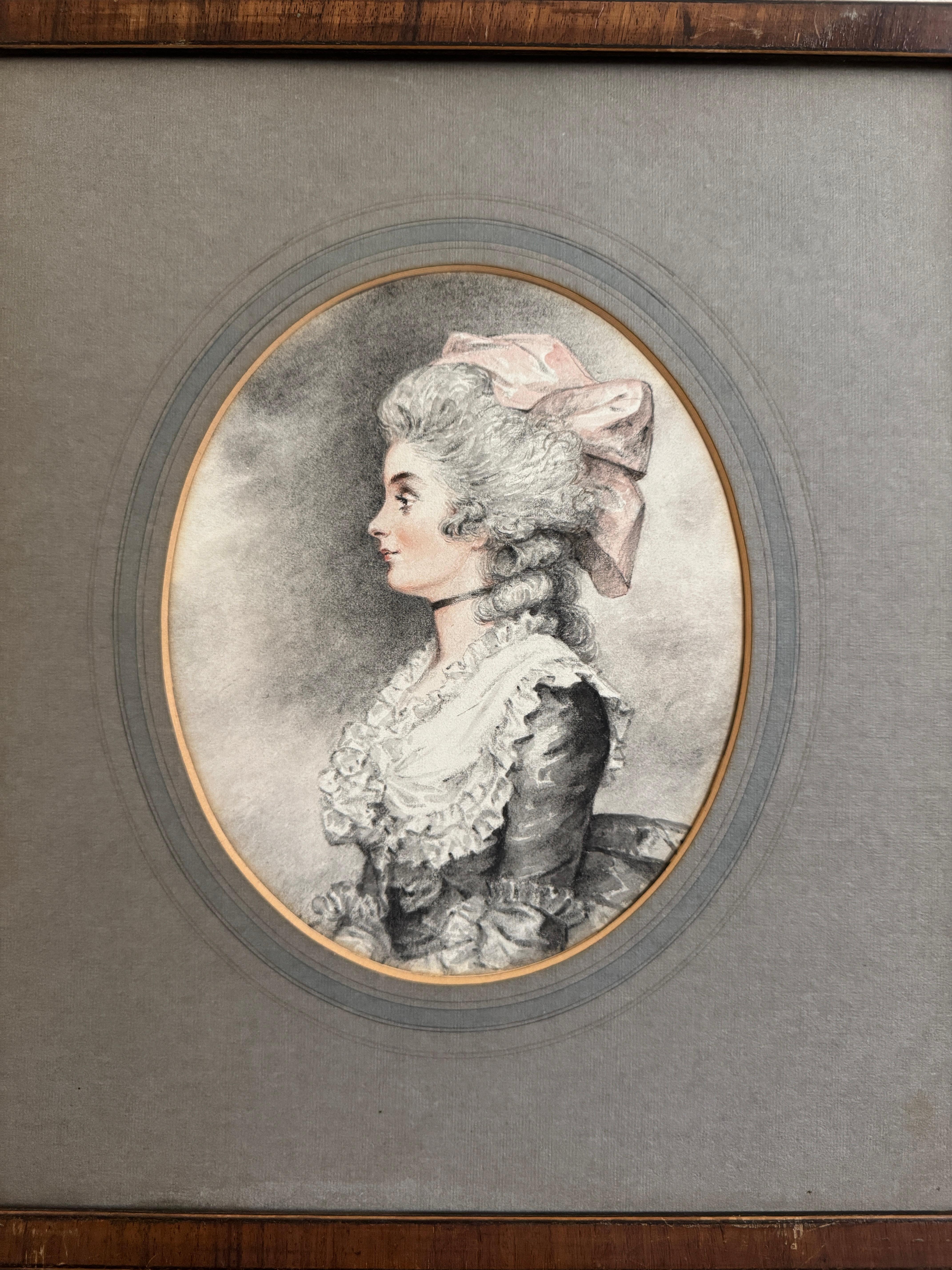 Ensemble de 8 portraits au crayon et à l'aquarelle de la fin du 19e siècle, dans le style de John Downman (1749 - 1824 ). Chacune avec une Dame à la mode à mi-longueur, aquarelle sur crayon rehaussé d'un ovale blanc, 21,5 x 18cm. 

Taille du cadre,