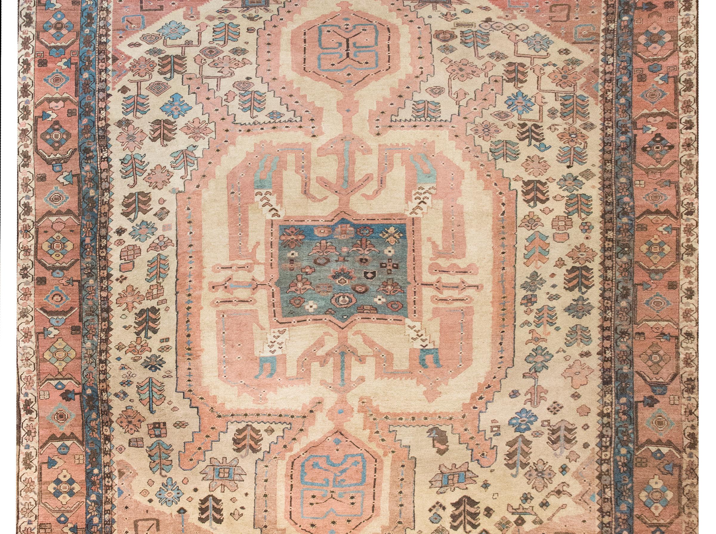 Uno straordinario tappeto persiano Bakhshaish Serapi della fine del XIX secolo, tessuto con un incredibile equilibrio di arte tribale e raffinata eleganza. Il cuore della composizione è costituito da un medaglione floreale di grandi dimensioni, i