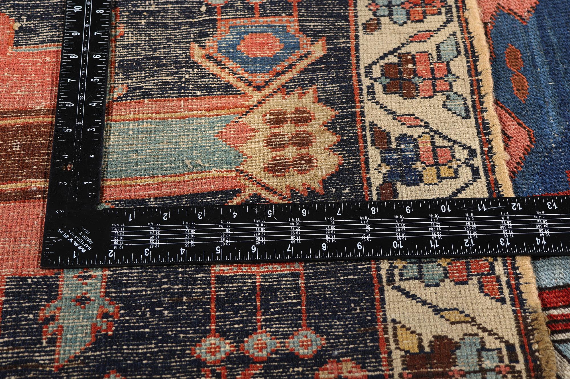Late 19th Century Persian Bakshaish Carpet with Traditional Style For Sale 5