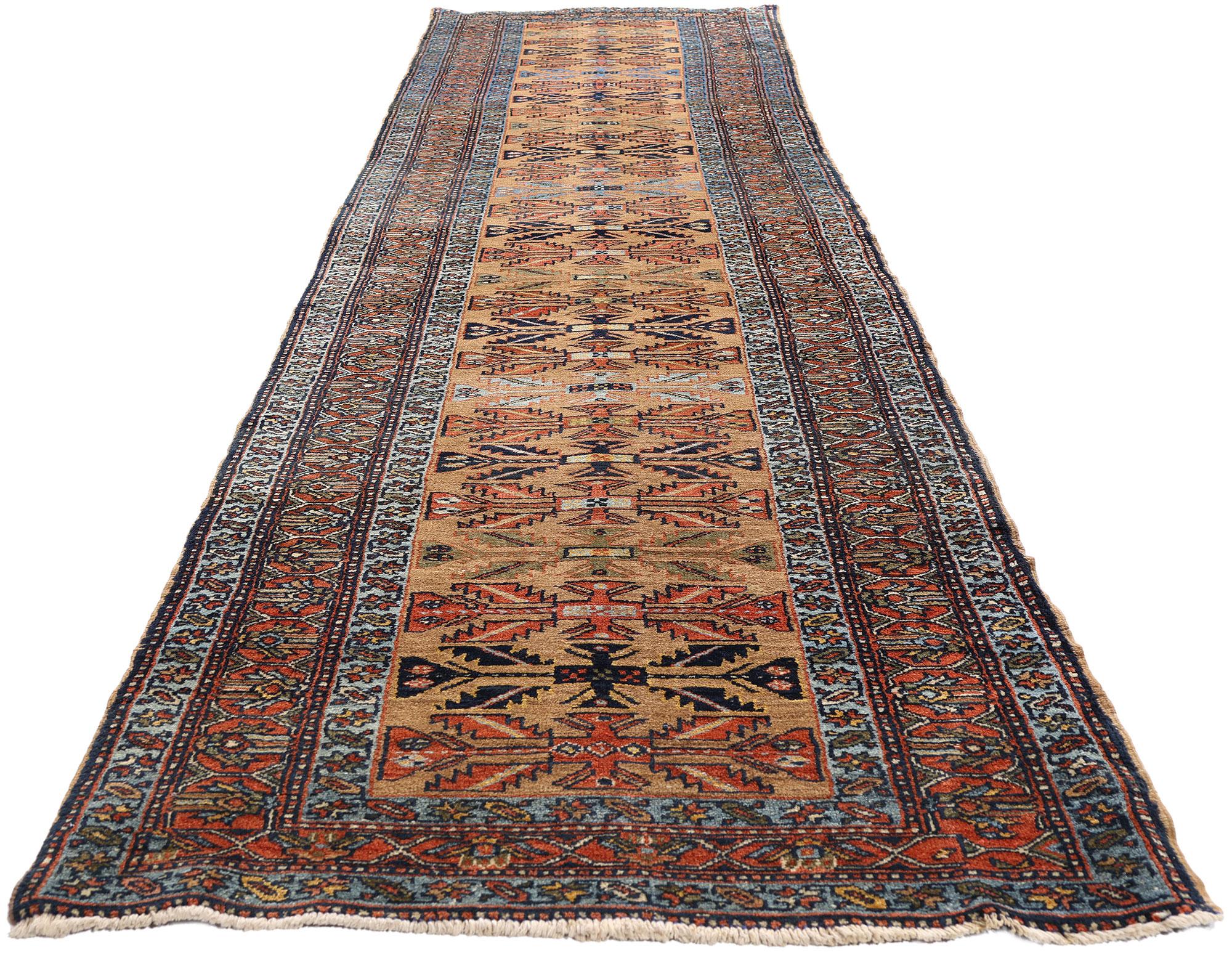 Late 19th Century Persian Bakshaish Carpet with Traditional Style In Good Condition For Sale In Dallas, TX