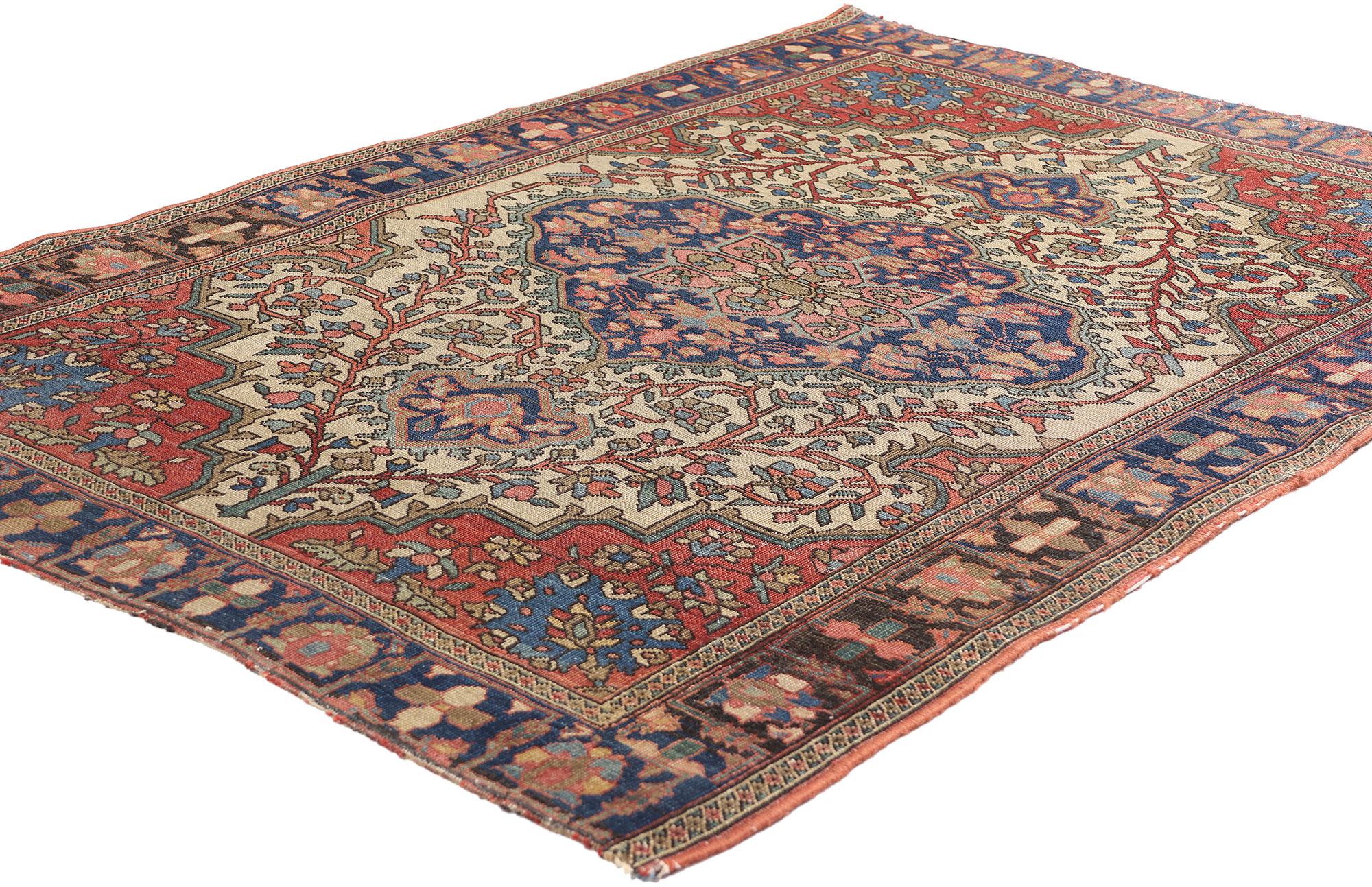 78971 Tappeto antico persiano Farahan della fine del XIX secolo, 03'07 x 04'11. Questo squisito tappeto persiano antico Farahan in lana annodato a mano incarna la raffinata eleganza e la maestria artigianale delle tradizioni di tessitura persiane