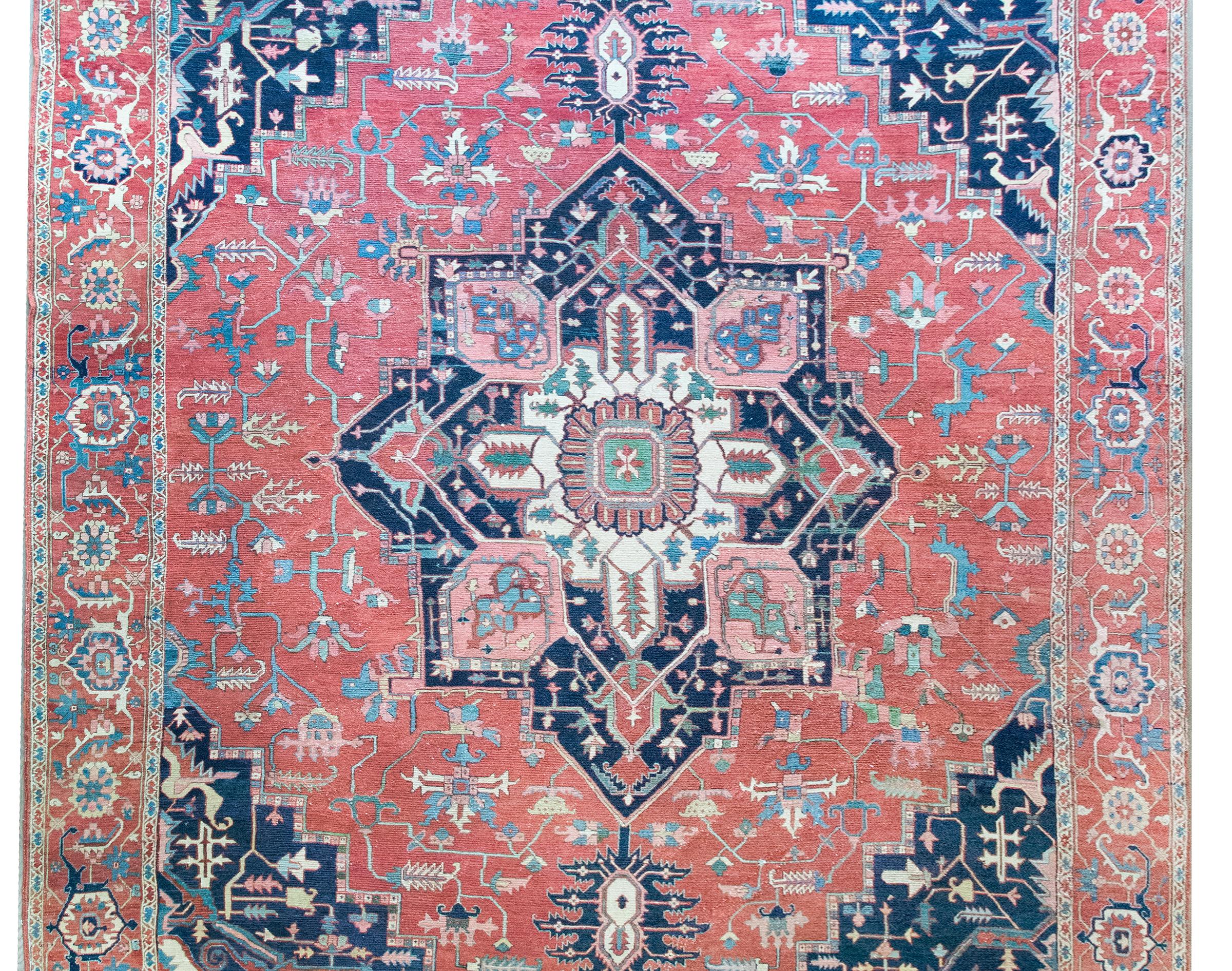 Dieser herausragende persische Heriz-Teppich aus dem späten 19. Jahrhundert ist ein wirklich außergewöhnliches Beispiel meisterhafter Stammeskunst aus der Heriz-Region im Nordwesten Irans, die für die Herstellung einiger der begehrtesten und