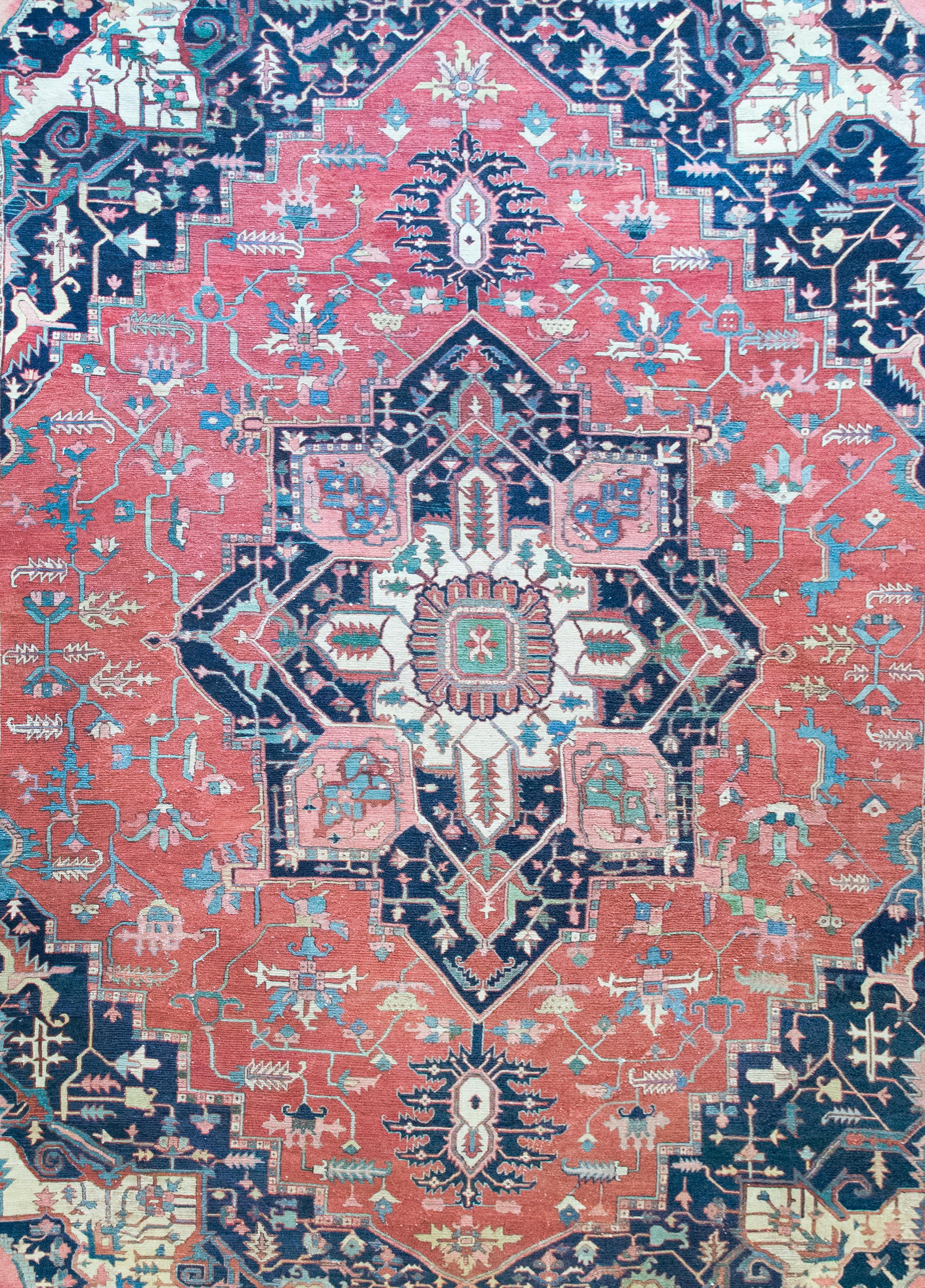 Persischer Heriz-Teppich des späten 19. Jahrhunderts im Angebot 1