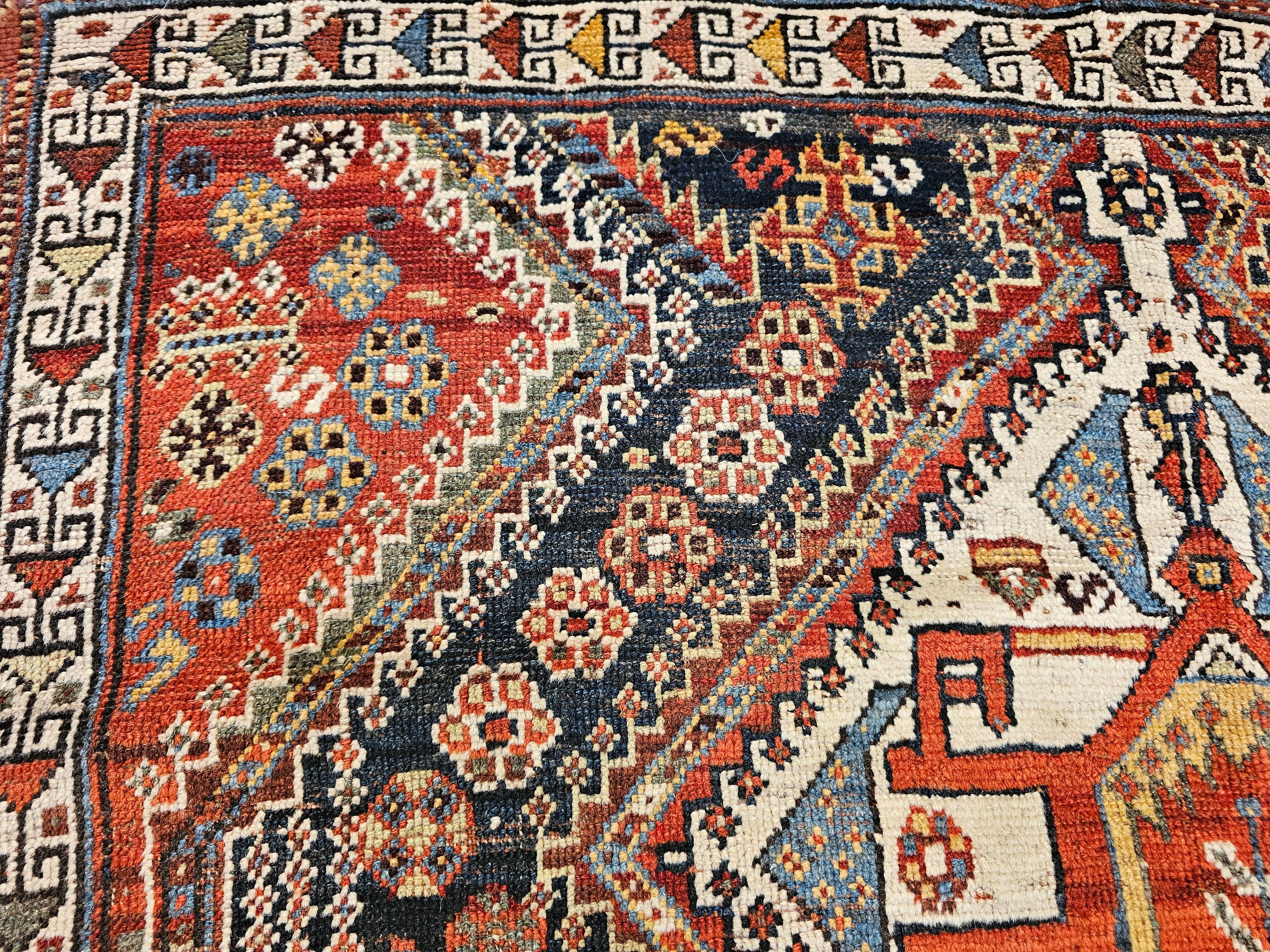 Tappeto tribale persiano Qashqai della fine del XIX secolo in blu, verde, avorio, rosso in vendita 4