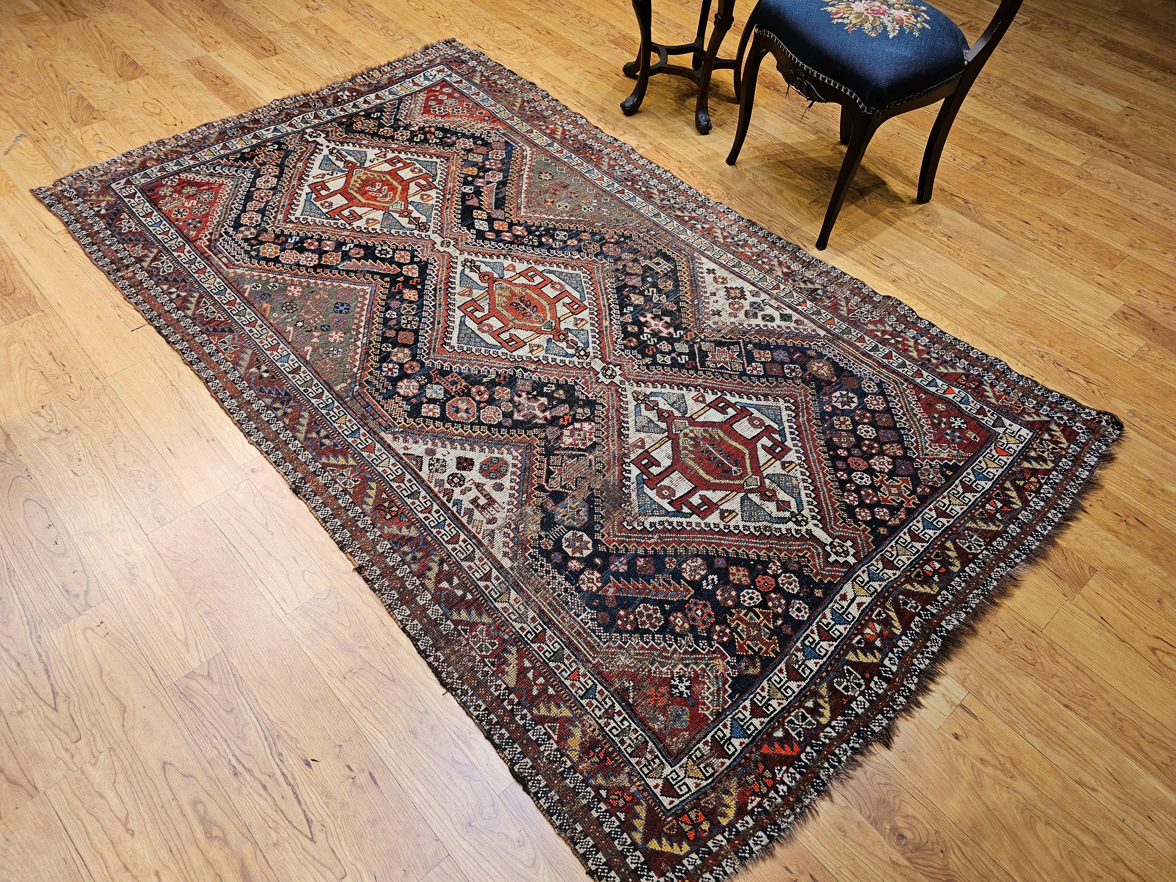 Tappeto tribale persiano Qashqai della fine del XIX secolo in blu, verde, avorio, rosso in vendita 6
