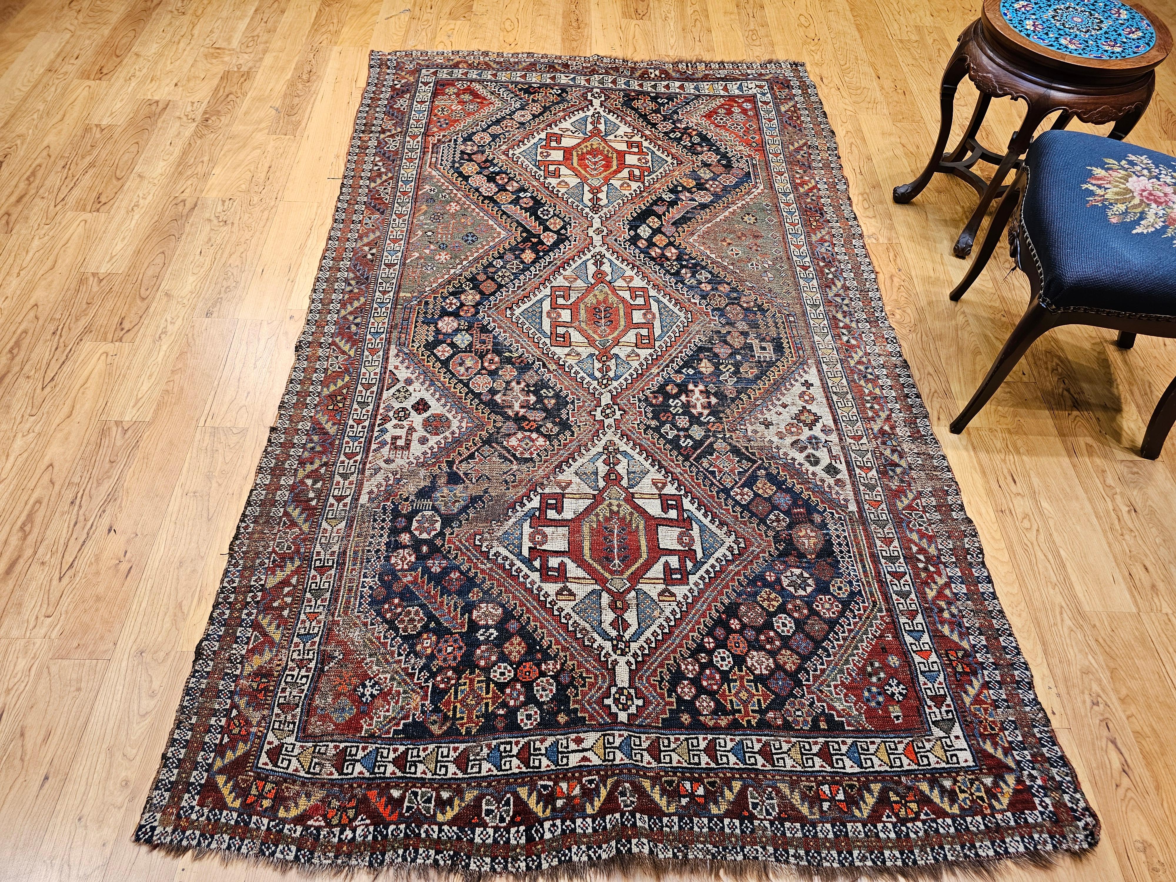 Tappeto tribale persiano Qashqai della fine del XIX secolo in blu, verde, avorio, rosso in vendita 7