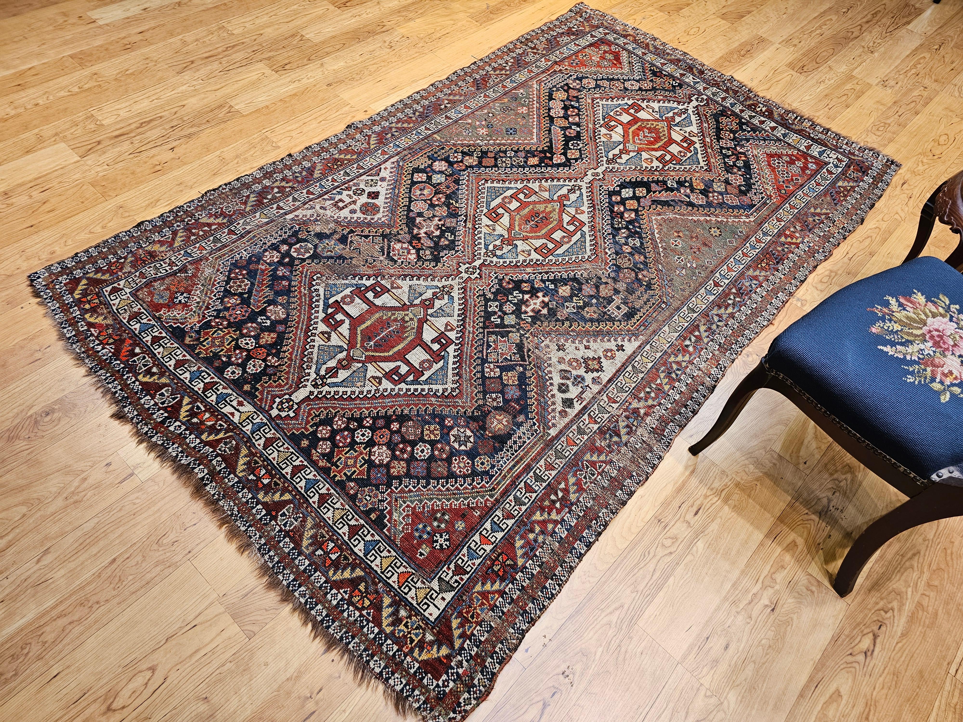Tappeto tribale persiano Qashqai della fine del XIX secolo in blu, verde, avorio, rosso in vendita 8