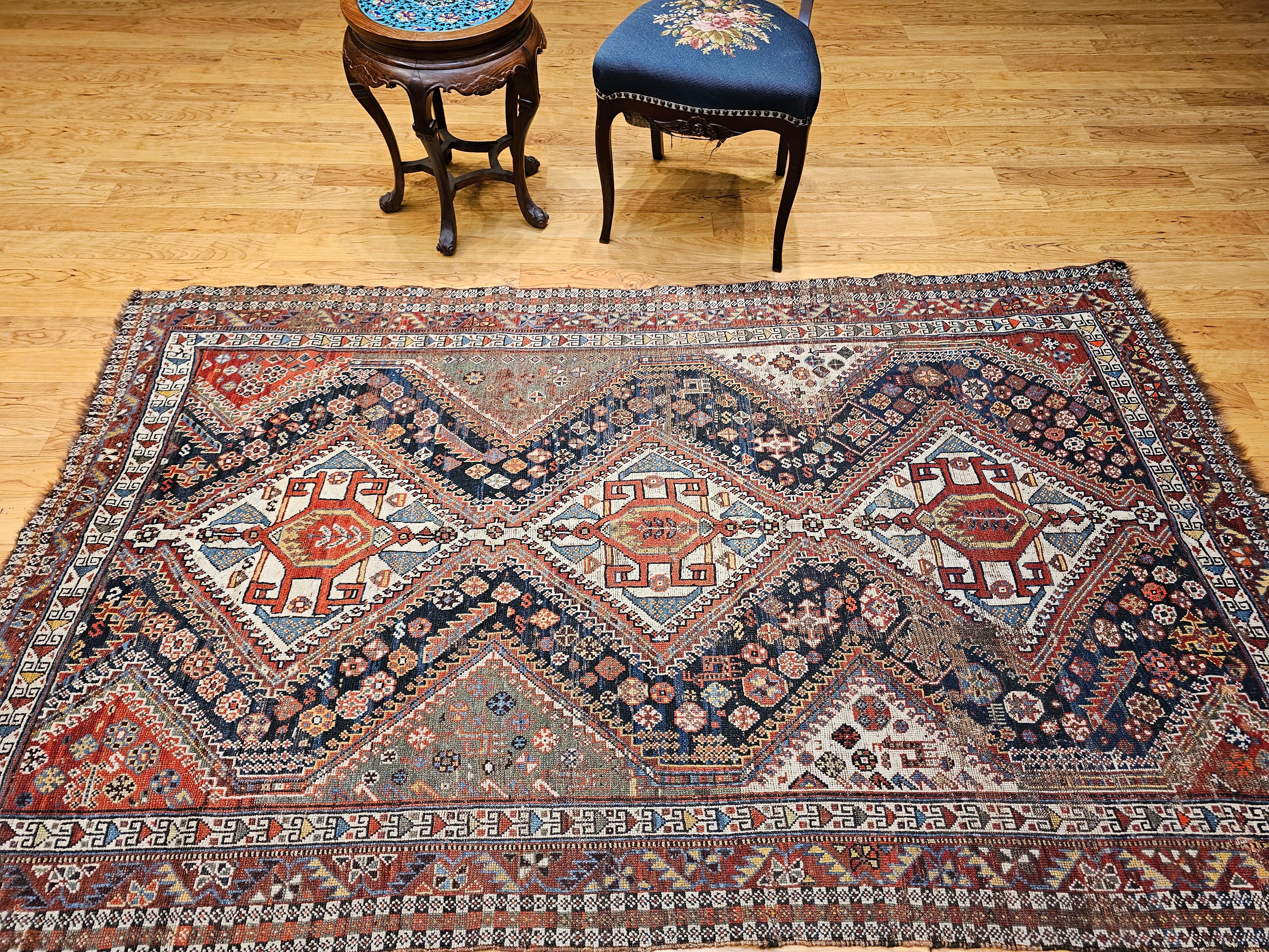 Tappeto tribale persiano Qashqai della fine del XIX secolo in blu, verde, avorio, rosso in vendita 9
