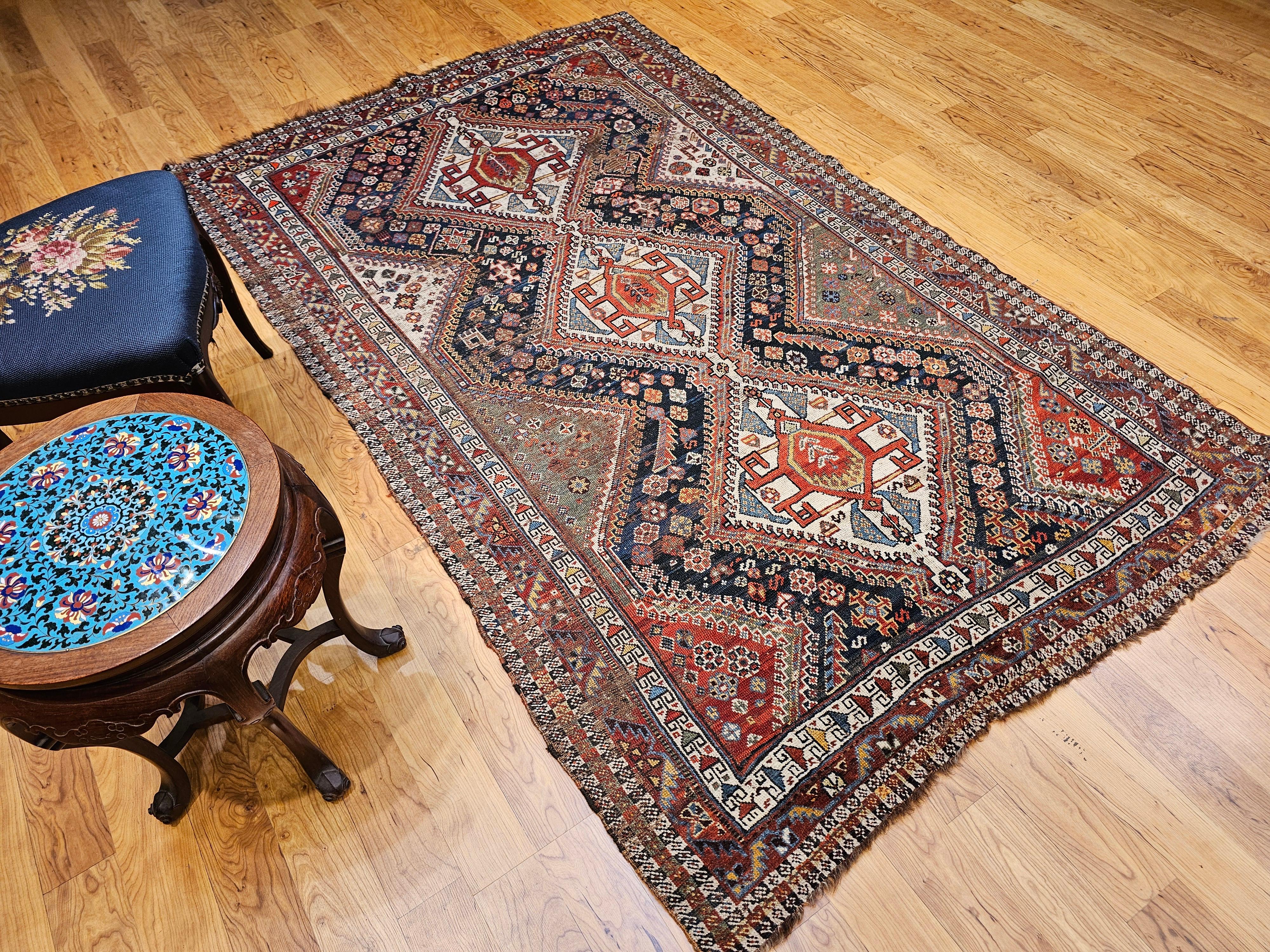 Tappeto tribale persiano Qashqai della fine del XIX secolo in blu, verde, avorio, rosso in vendita 10