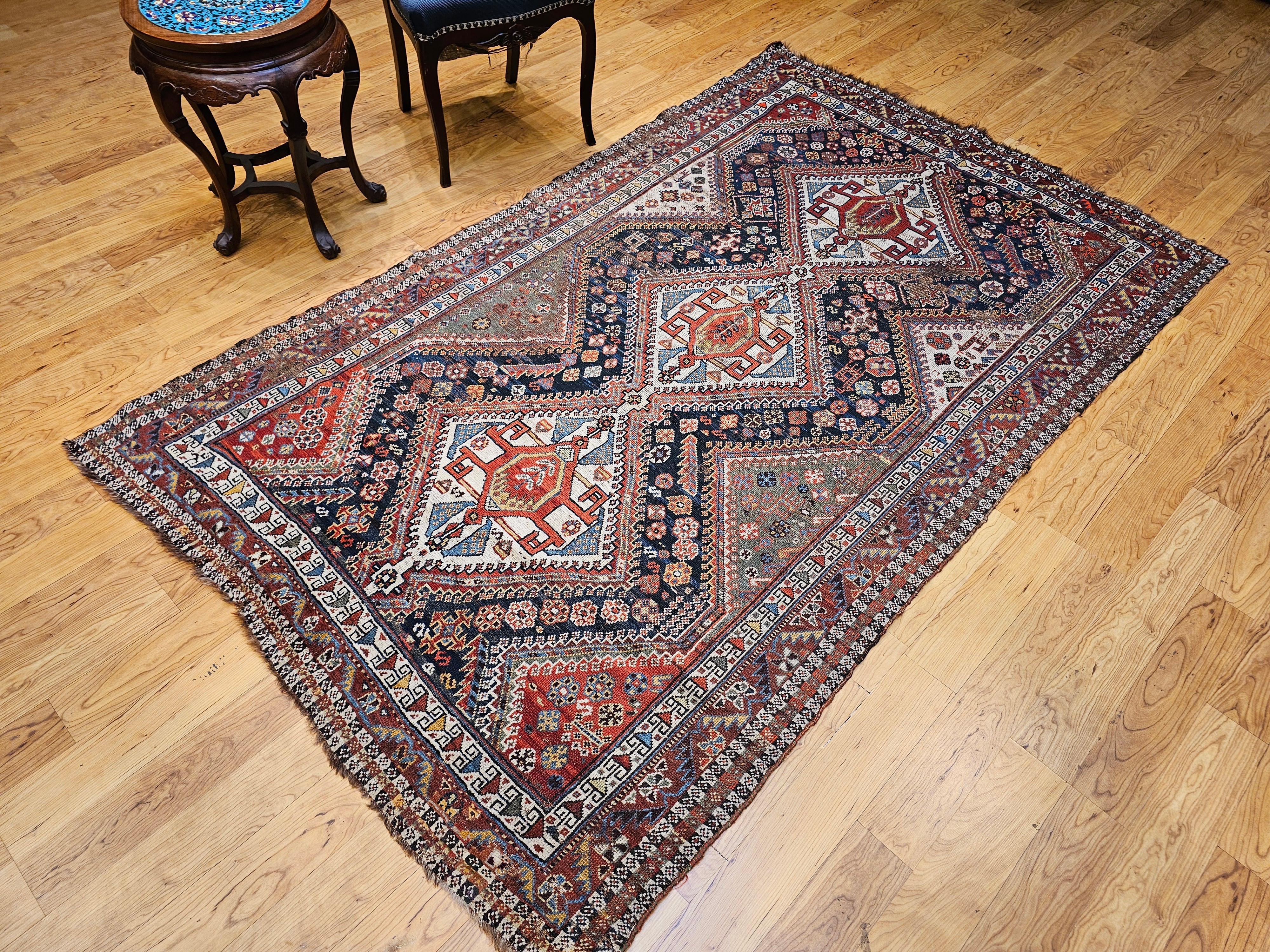 Tappeto tribale persiano Qashqai della fine del XIX secolo in blu, verde, avorio, rosso in vendita 12