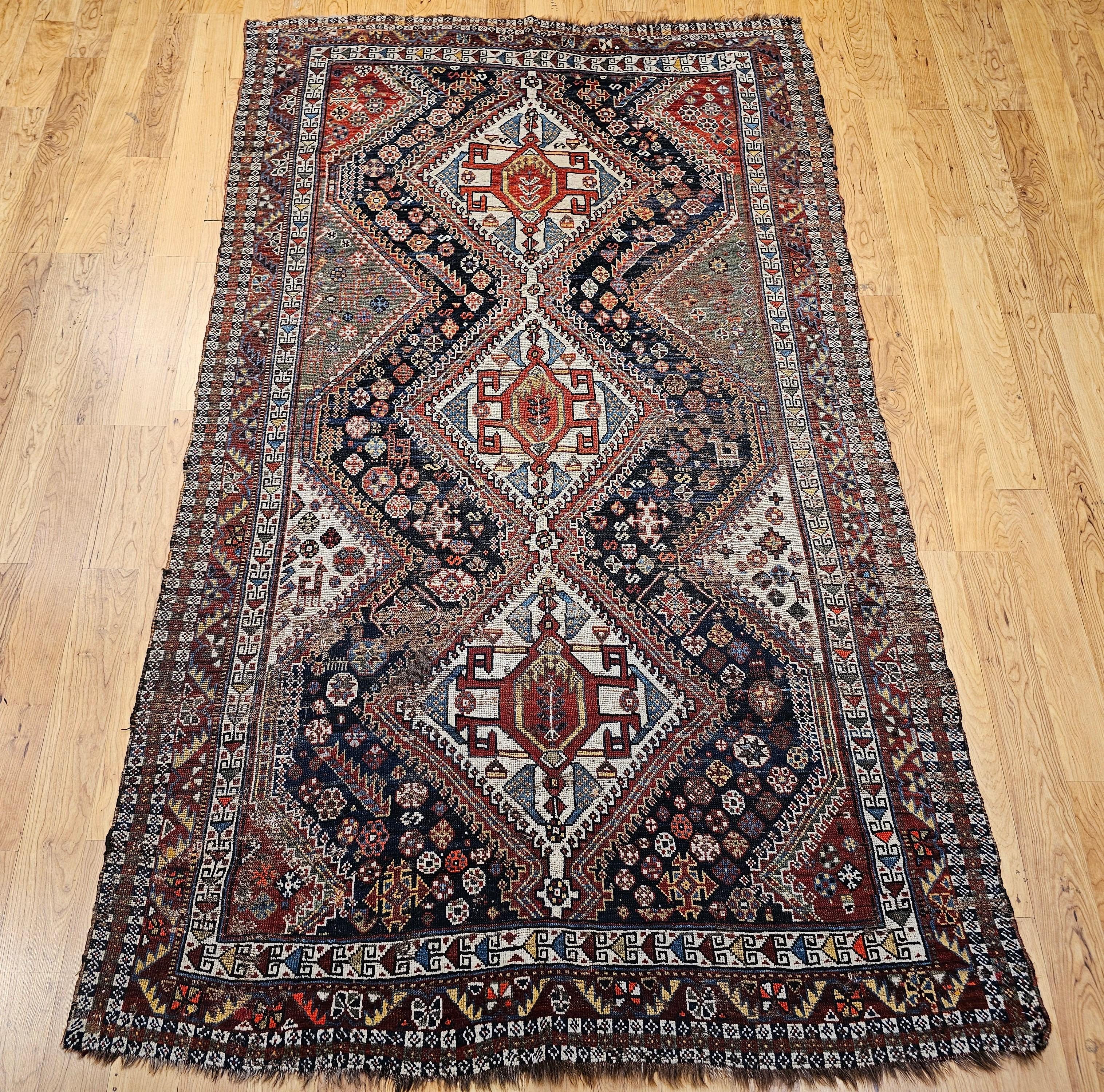 Tappeto tribale persiano Qashqai della fine del XIX secolo in blu, verde, avorio, rosso in vendita 13