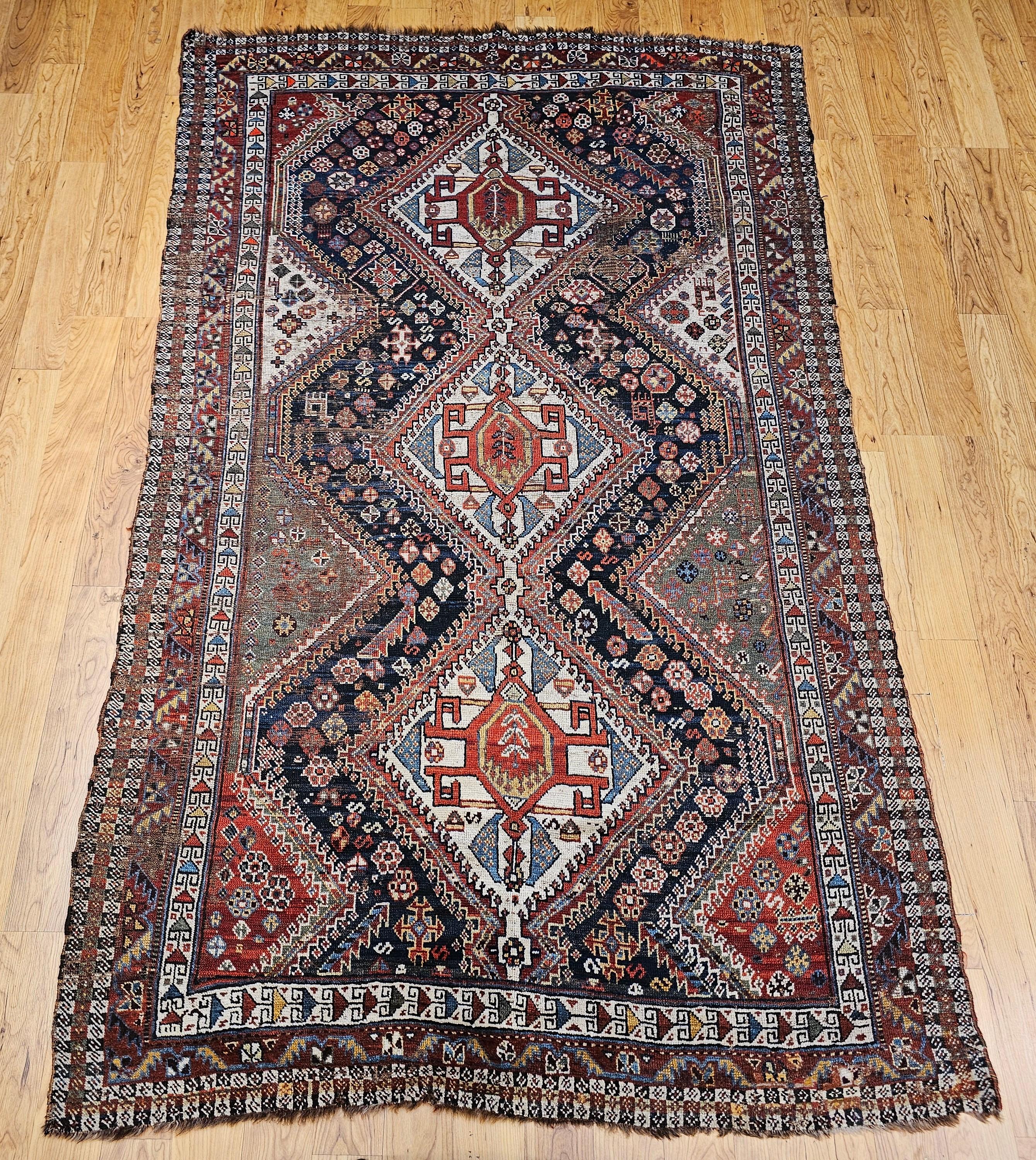Scopri l'affascinante arte e la ricca storia di questo bellissimo tappeto tribale Qashqai della fine del XIX secolo, proveniente dalla Persia sud-occidentale.  I tappeti Qashqai sono famosi per i loro caratteristici disegni tribali, i colori vivaci
