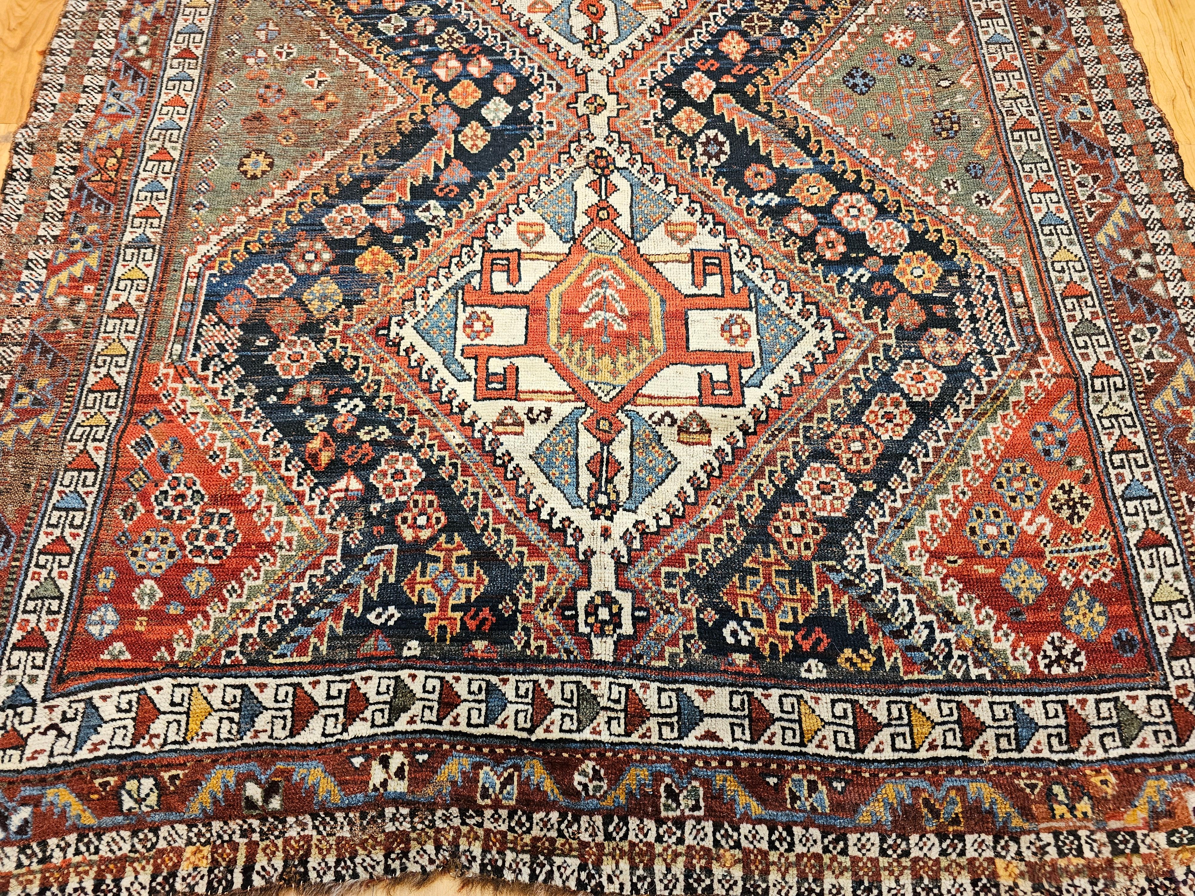 Persiano Tappeto tribale persiano Qashqai della fine del XIX secolo in blu, verde, avorio, rosso in vendita