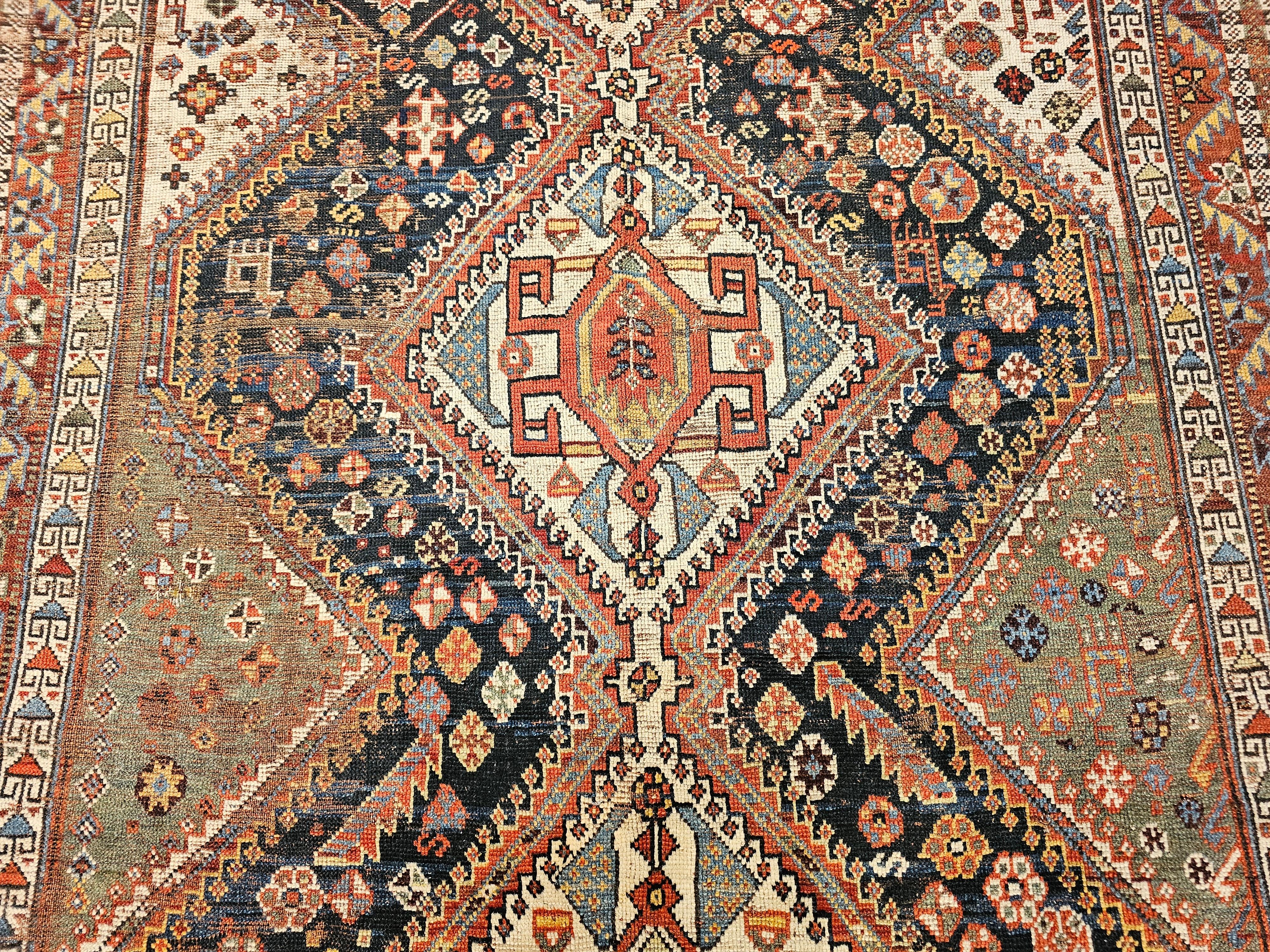 Tintura vegetale Tappeto tribale persiano Qashqai della fine del XIX secolo in blu, verde, avorio, rosso in vendita