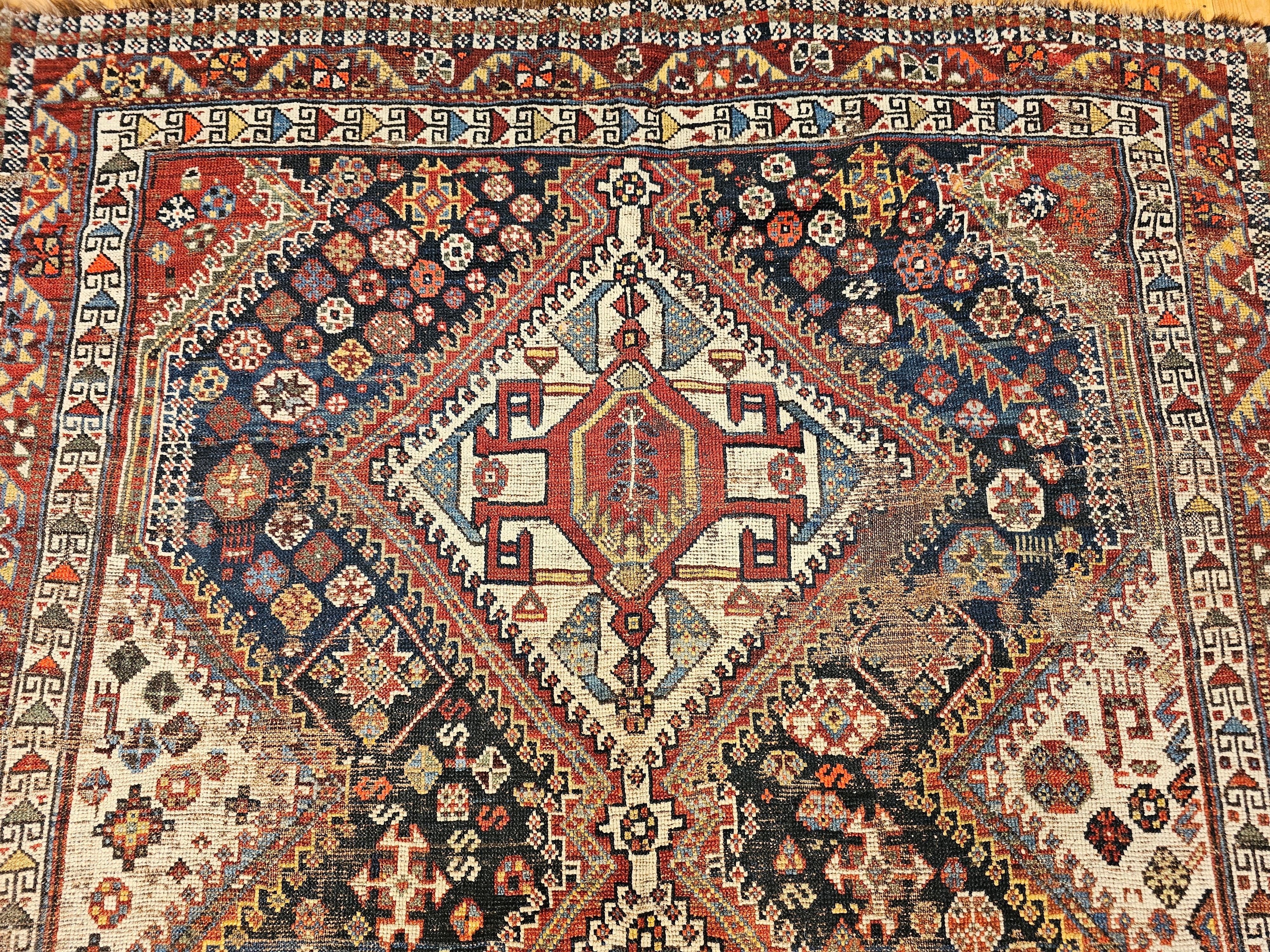 Tappeto tribale persiano Qashqai della fine del XIX secolo in blu, verde, avorio, rosso In condizioni buone in vendita a Barrington, IL