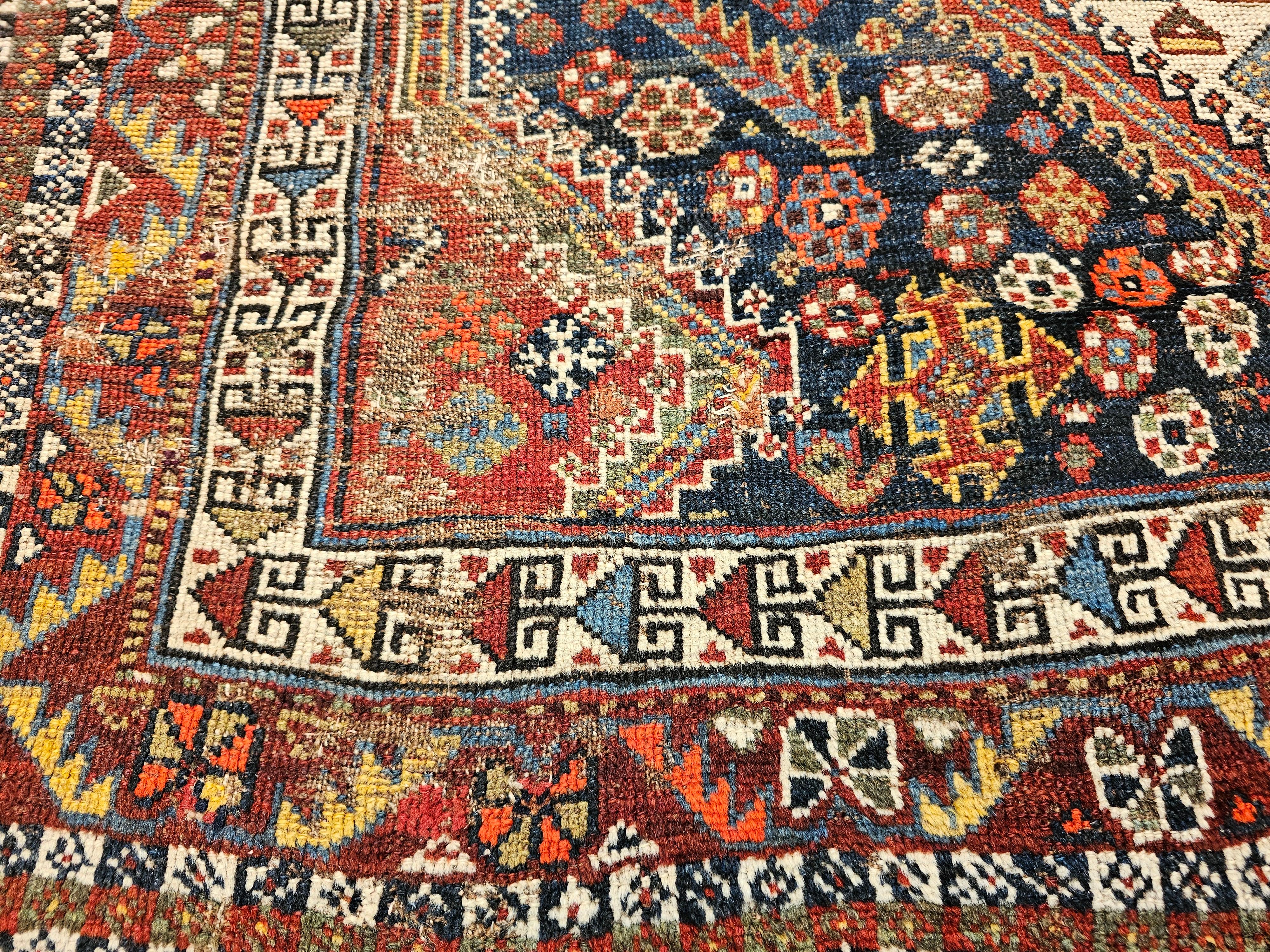 Lana Tappeto tribale persiano Qashqai della fine del XIX secolo in blu, verde, avorio, rosso in vendita