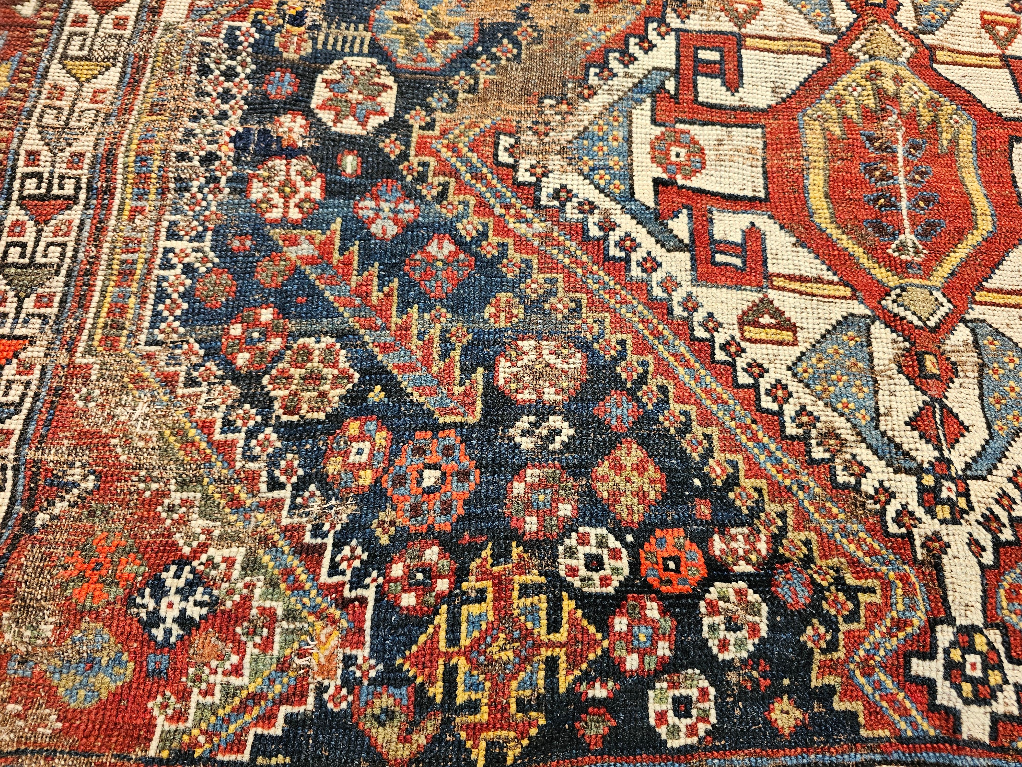 Tappeto tribale persiano Qashqai della fine del XIX secolo in blu, verde, avorio, rosso in vendita 1
