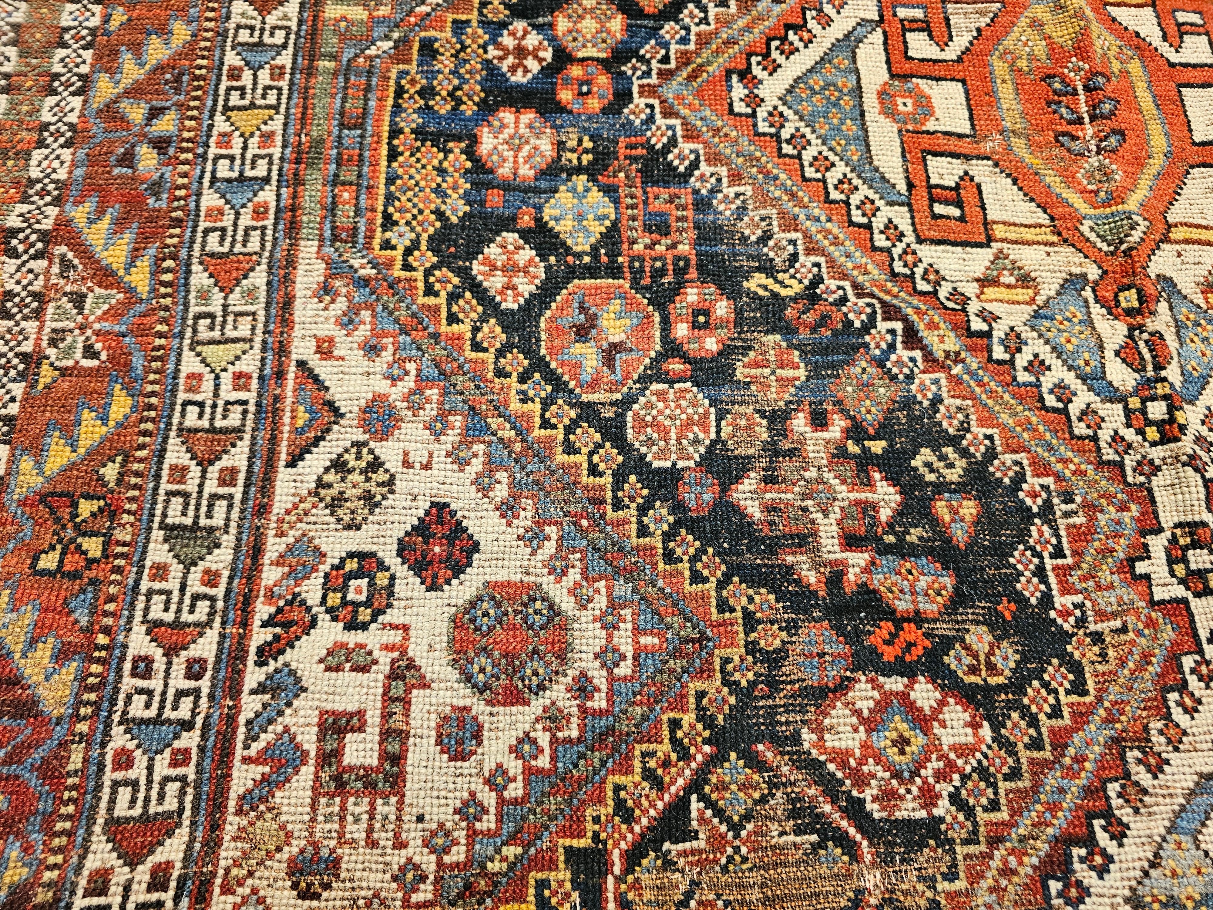 Tappeto tribale persiano Qashqai della fine del XIX secolo in blu, verde, avorio, rosso in vendita 2