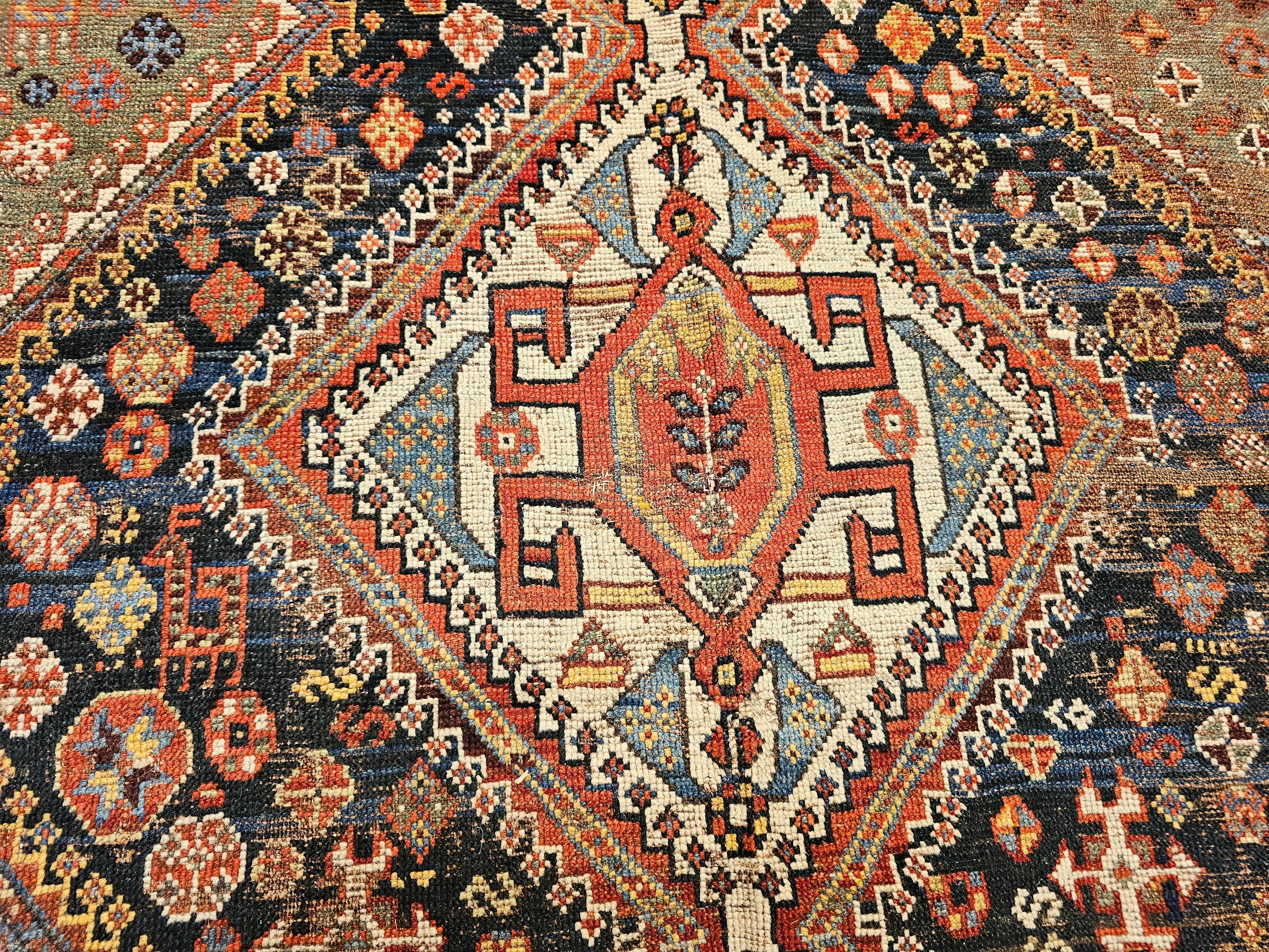Tappeto tribale persiano Qashqai della fine del XIX secolo in blu, verde, avorio, rosso in vendita 3