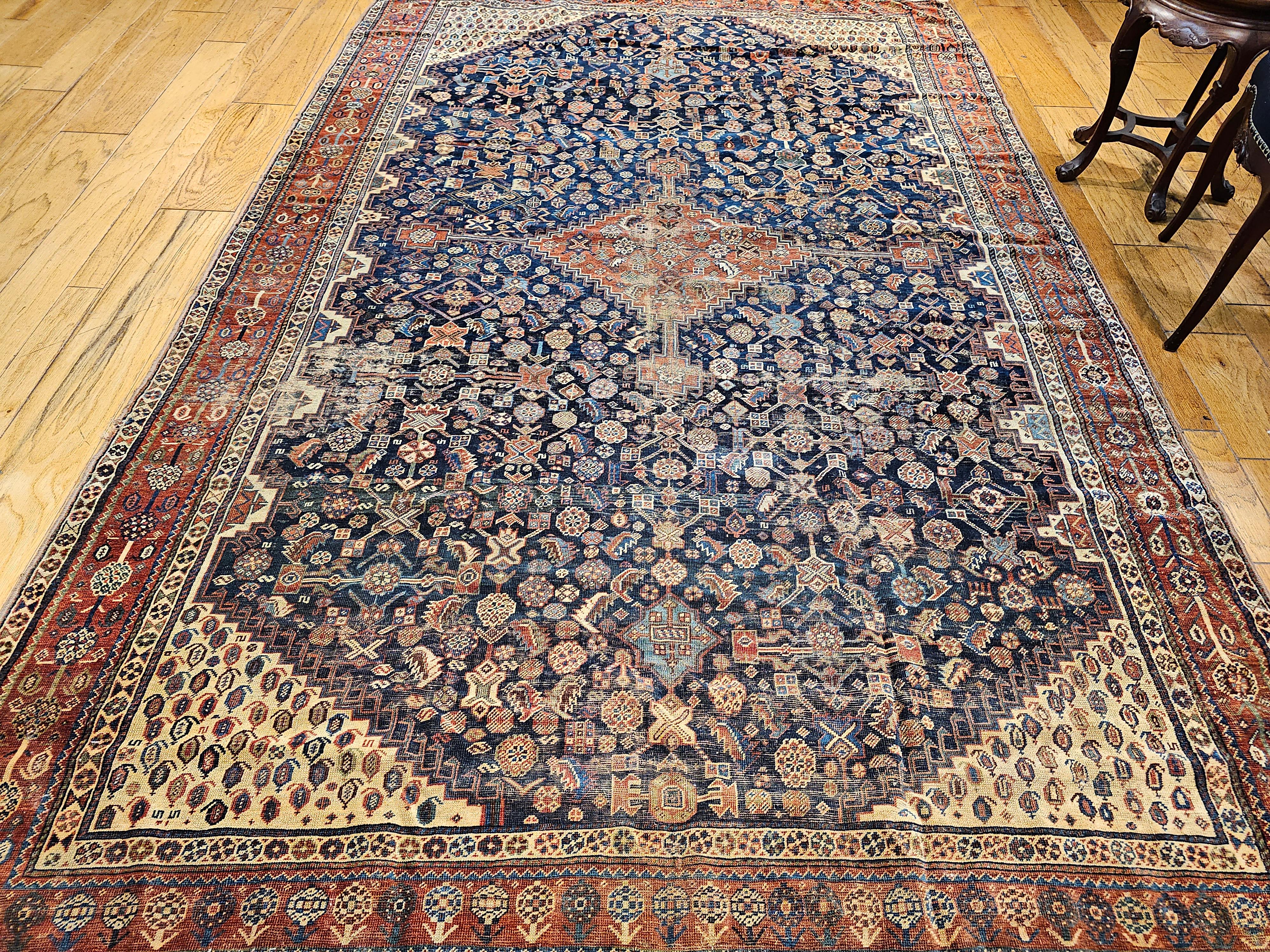 Tappeto persiano Qashqai Tribal Gallery della fine del XIX secolo in blu, rosso e avorio in vendita 6