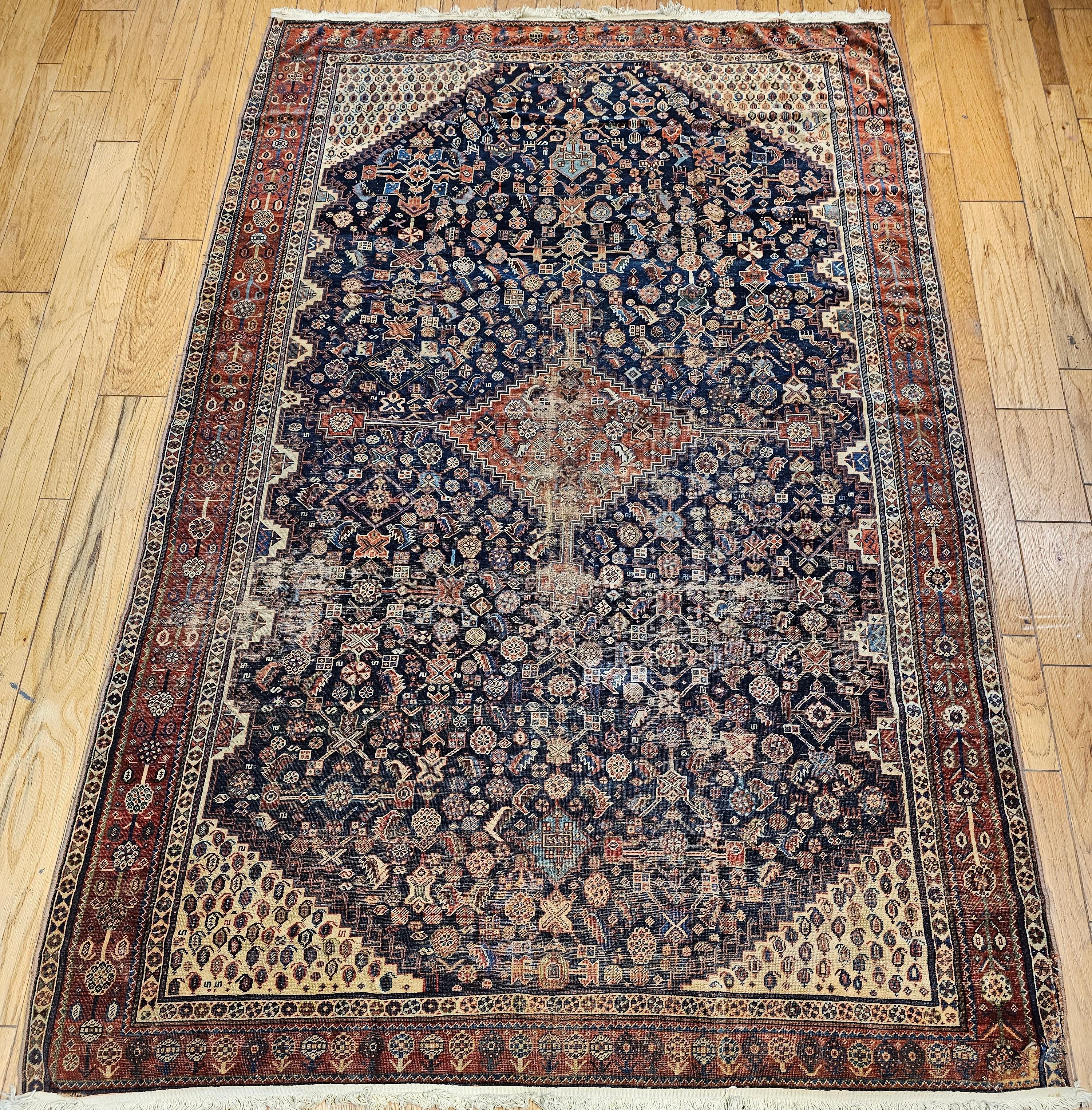 Bellissimo tappeto persiano Qashqai da galleria/corridoio del XIX secolo. A testimonianza della maestria artigianale delle tribù nomadi Qashqai Tribe della Persia occidentale, questo tappeto è davvero unico nel suo genere grazie alle sue dimensioni