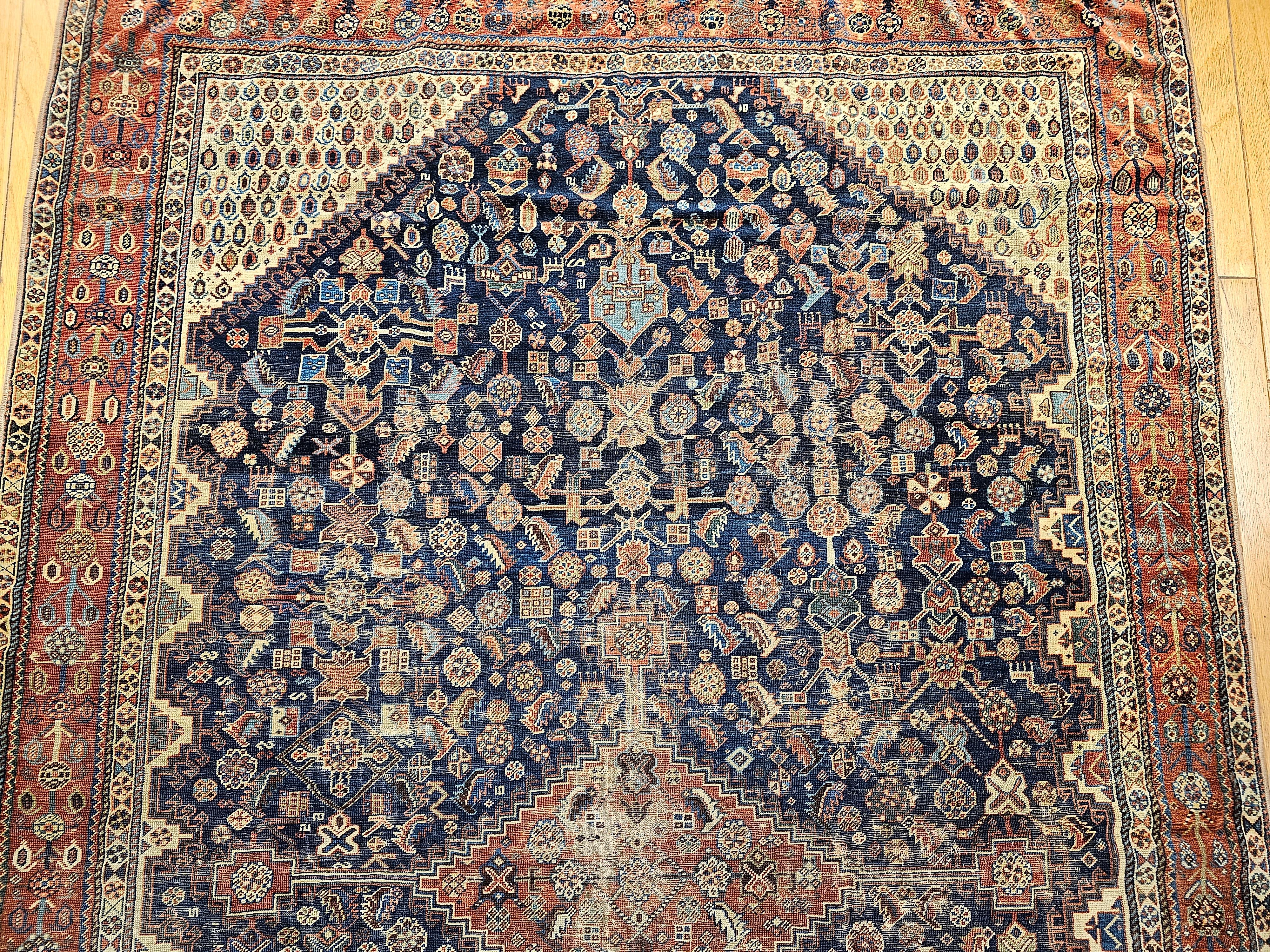 Persiano Tappeto persiano Qashqai Tribal Gallery della fine del XIX secolo in blu, rosso e avorio in vendita