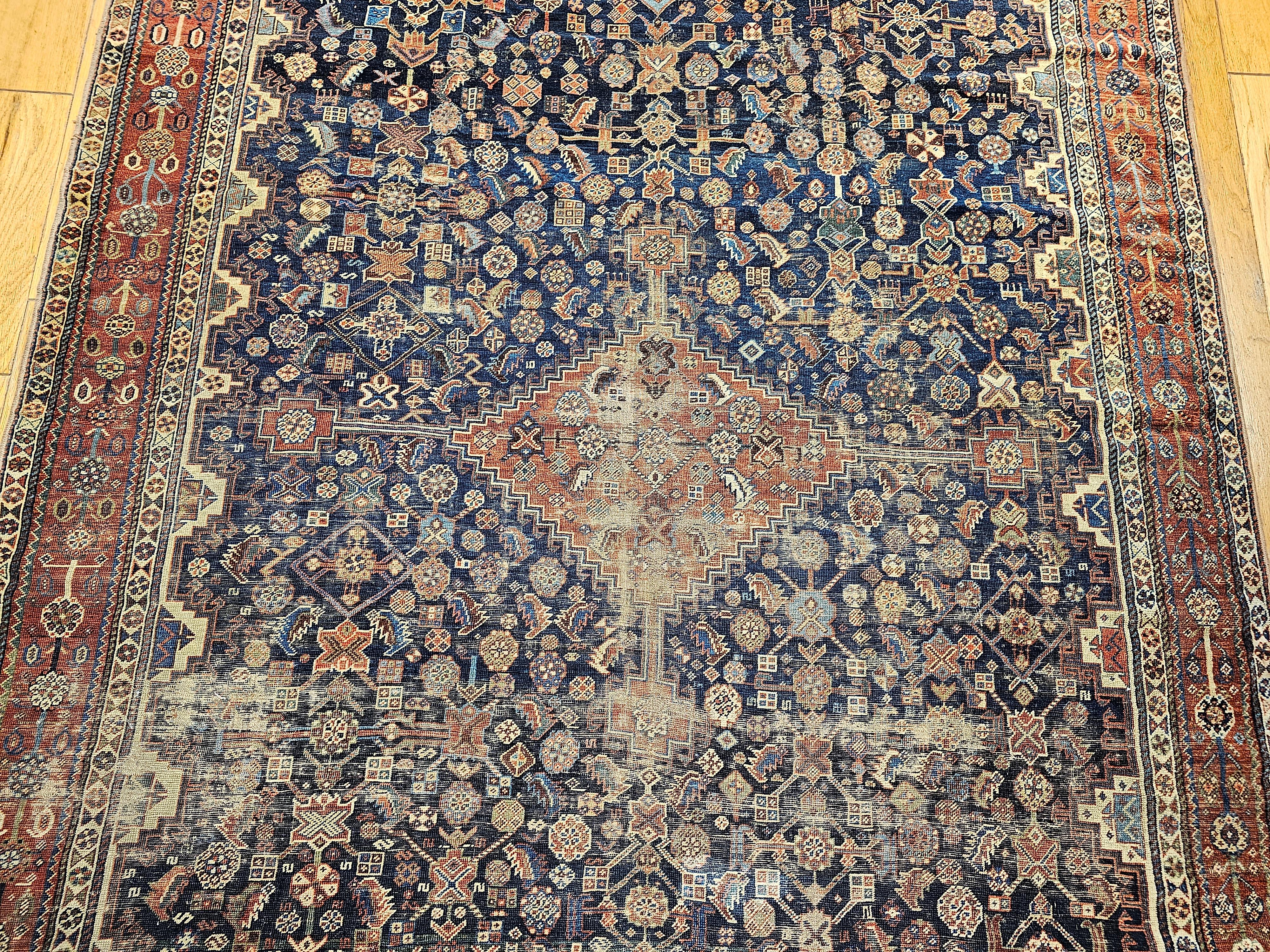Tintura vegetale Tappeto persiano Qashqai Tribal Gallery della fine del XIX secolo in blu, rosso e avorio in vendita