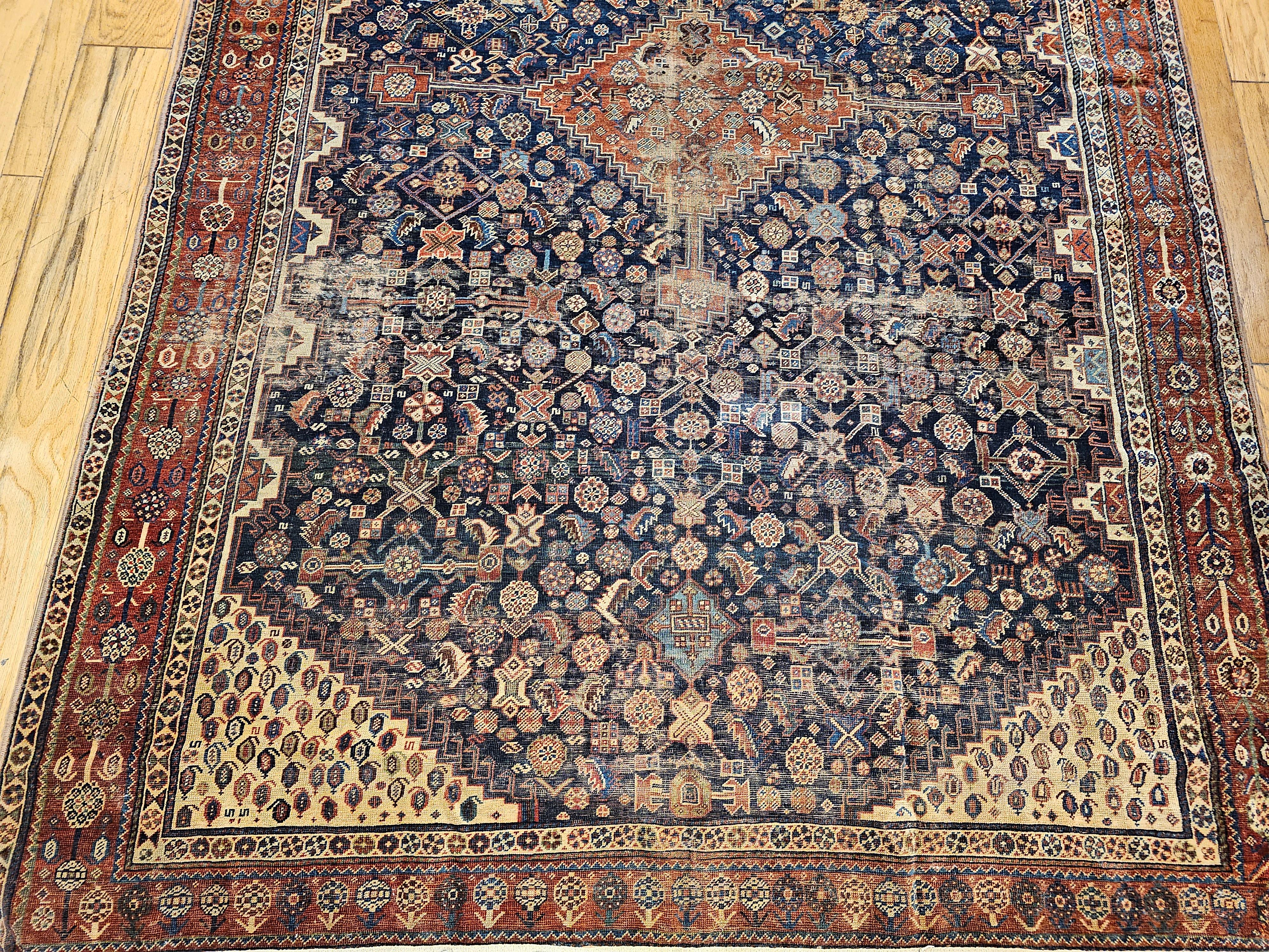 Tappeto persiano Qashqai Tribal Gallery della fine del XIX secolo in blu, rosso e avorio In condizioni buone in vendita a Barrington, IL
