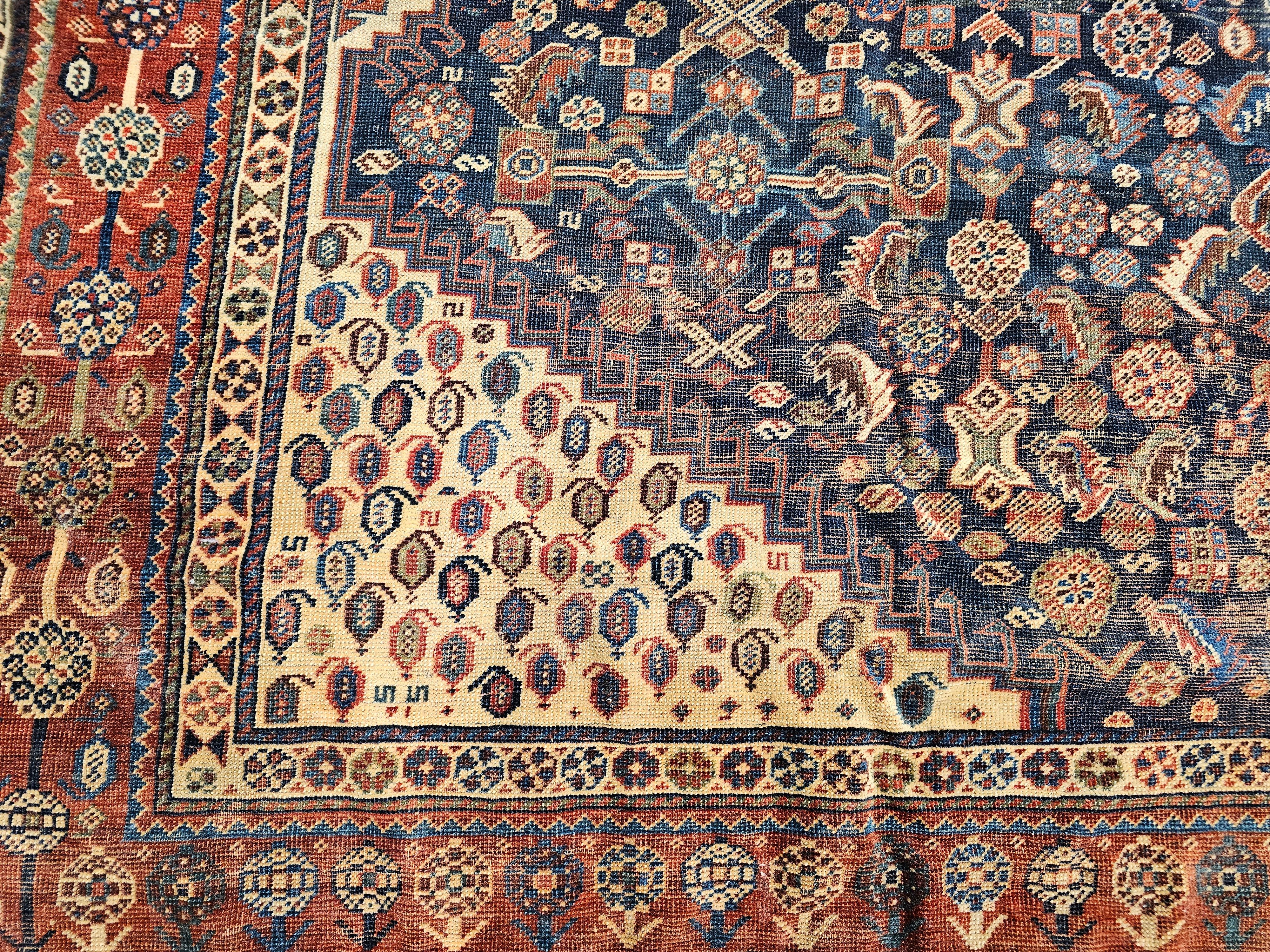 Lana Tappeto persiano Qashqai Tribal Gallery della fine del XIX secolo in blu, rosso e avorio in vendita