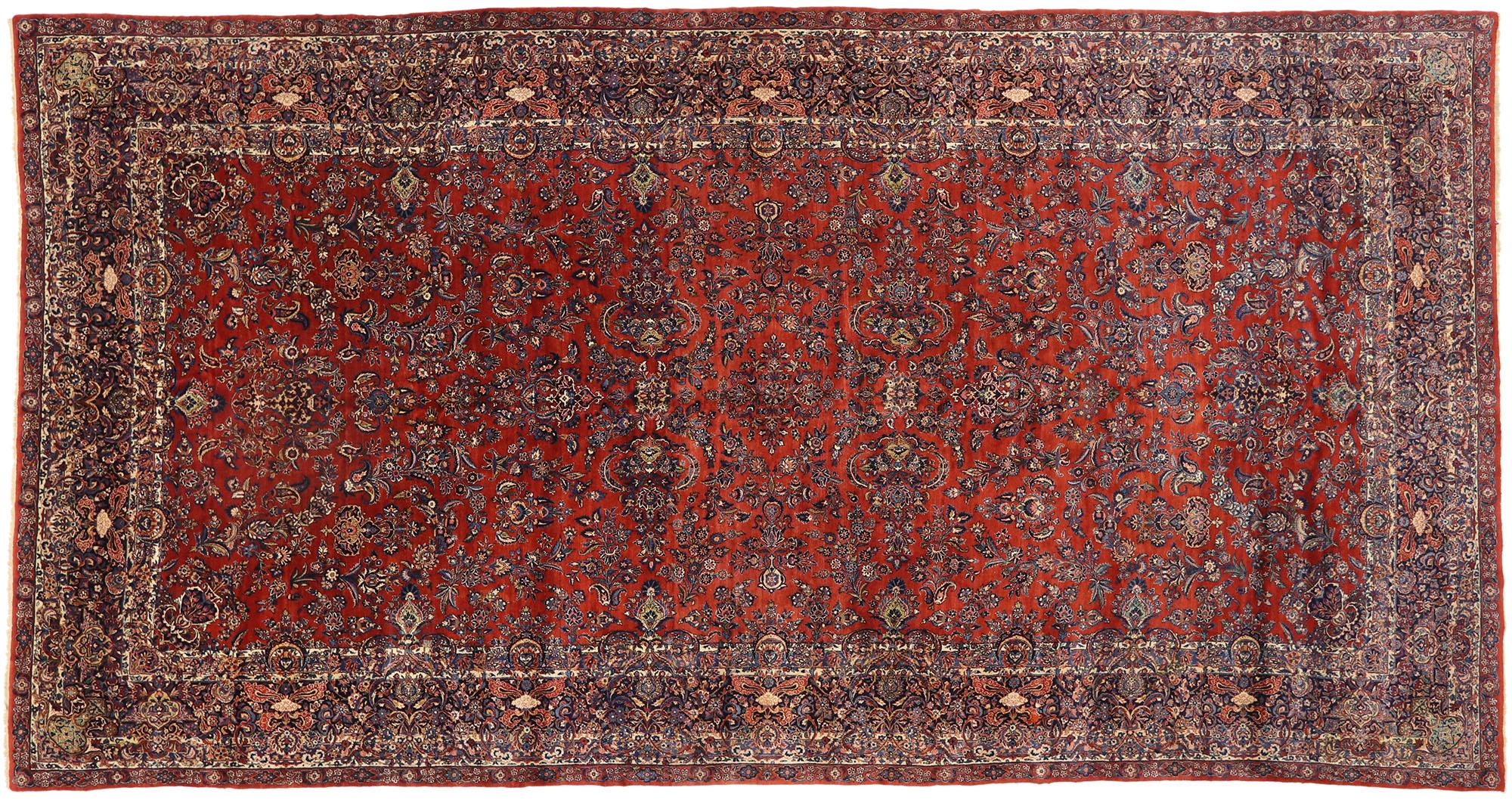Antiker antiker persischer Qazvin Palace Hotel Teppich in Lobbygröße mit englischem Tudor-Stil im Angebot 1