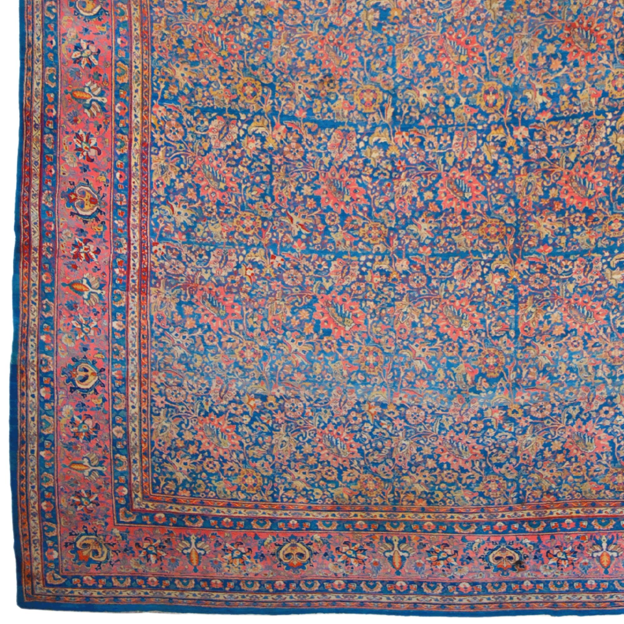 Questo tappeto Sarouk antico della fine del XIX secolo è squisitamente lavorato e offre una combinazione unica di storia e arte. I motivi floreali e i motivi geometrici del tappeto, con le sue ricche tonalità di blu e rosso, riflettono i dettagli