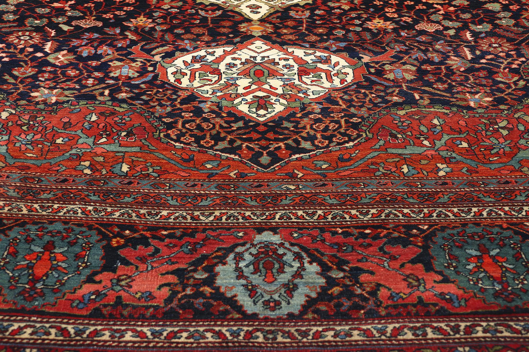 Late 19th Century Persian Sarouk Farahan Rug with Traditional Style In Good Condition For Sale In Dallas, TX