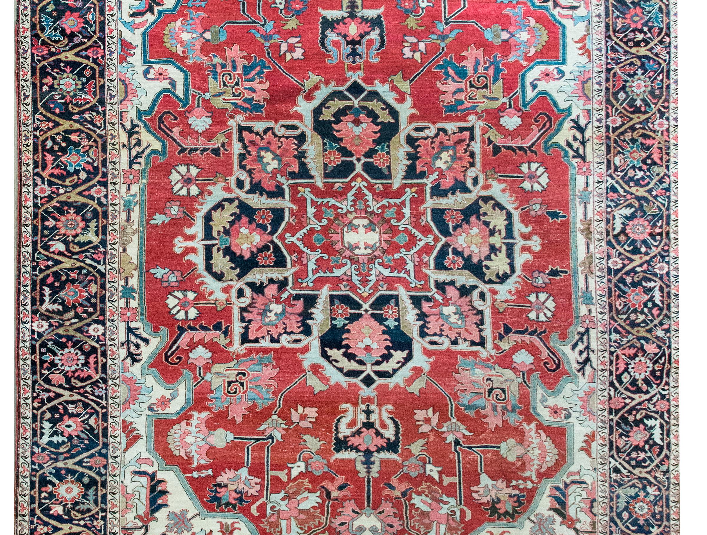 Esta alfombra Serapi de finales del siglo XIX es, sin duda, una de las mejores que hemos encontrado en años. El medallón central sigue la clásica forma floral de ocho lóbulos típica de las alfombras Serapir, pero la ejecución aquí es algo totalmente