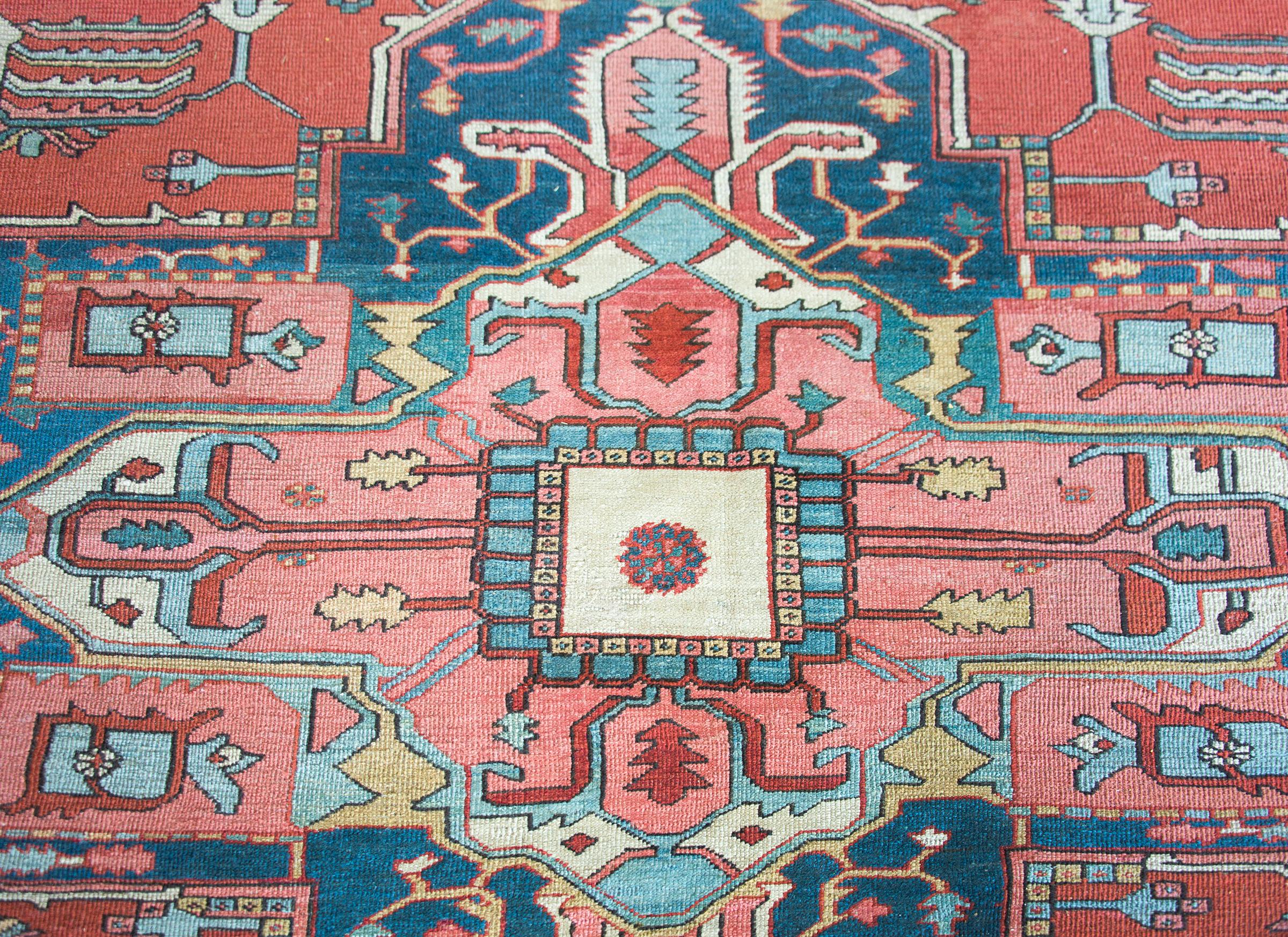 Late 19th Century Persian Serapi Rug In Good Condition For Sale In Chicago, IL