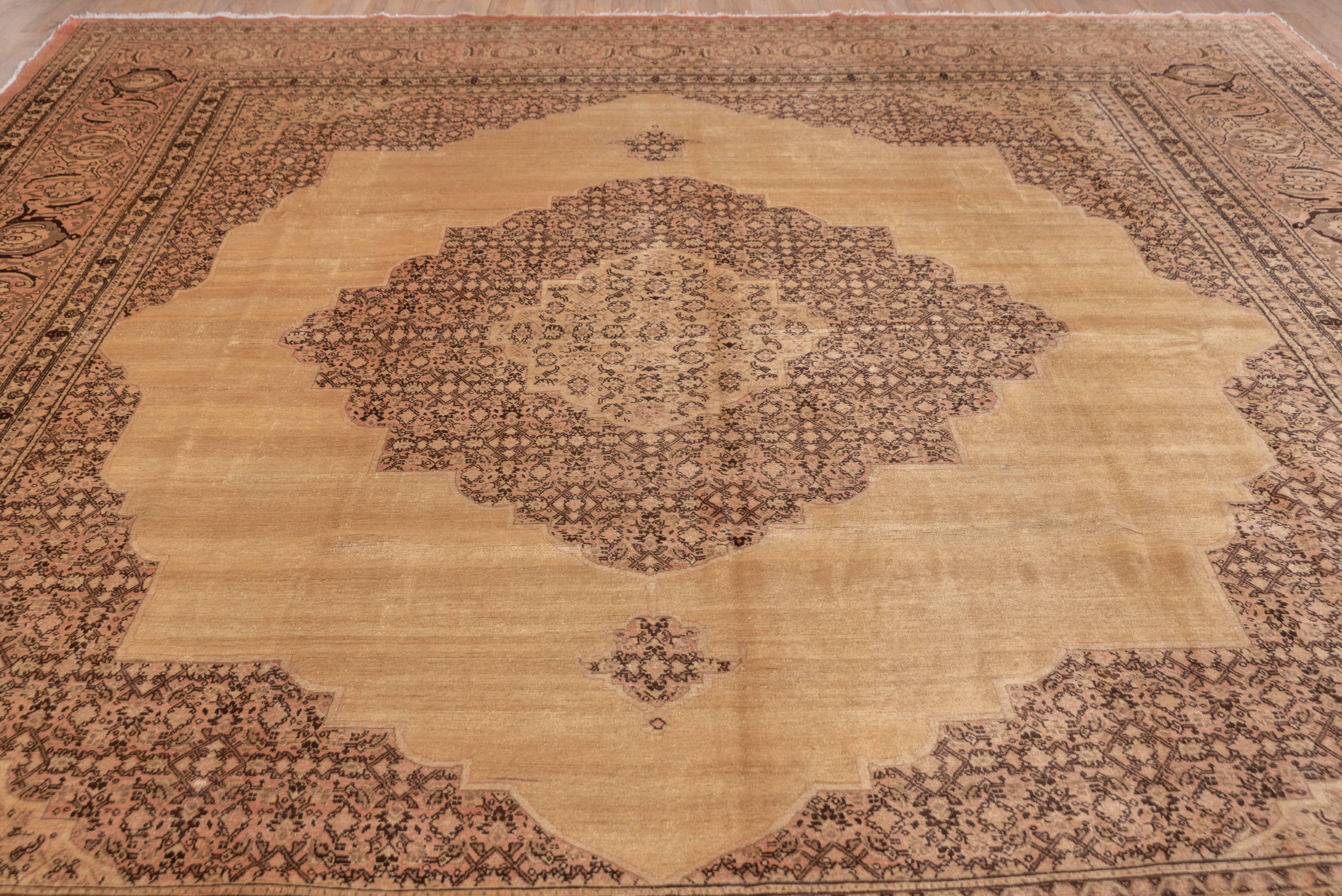 Antique Persian Tabriz Rug with Medallion Circa 1900s In Excellent Condition In New York, NY