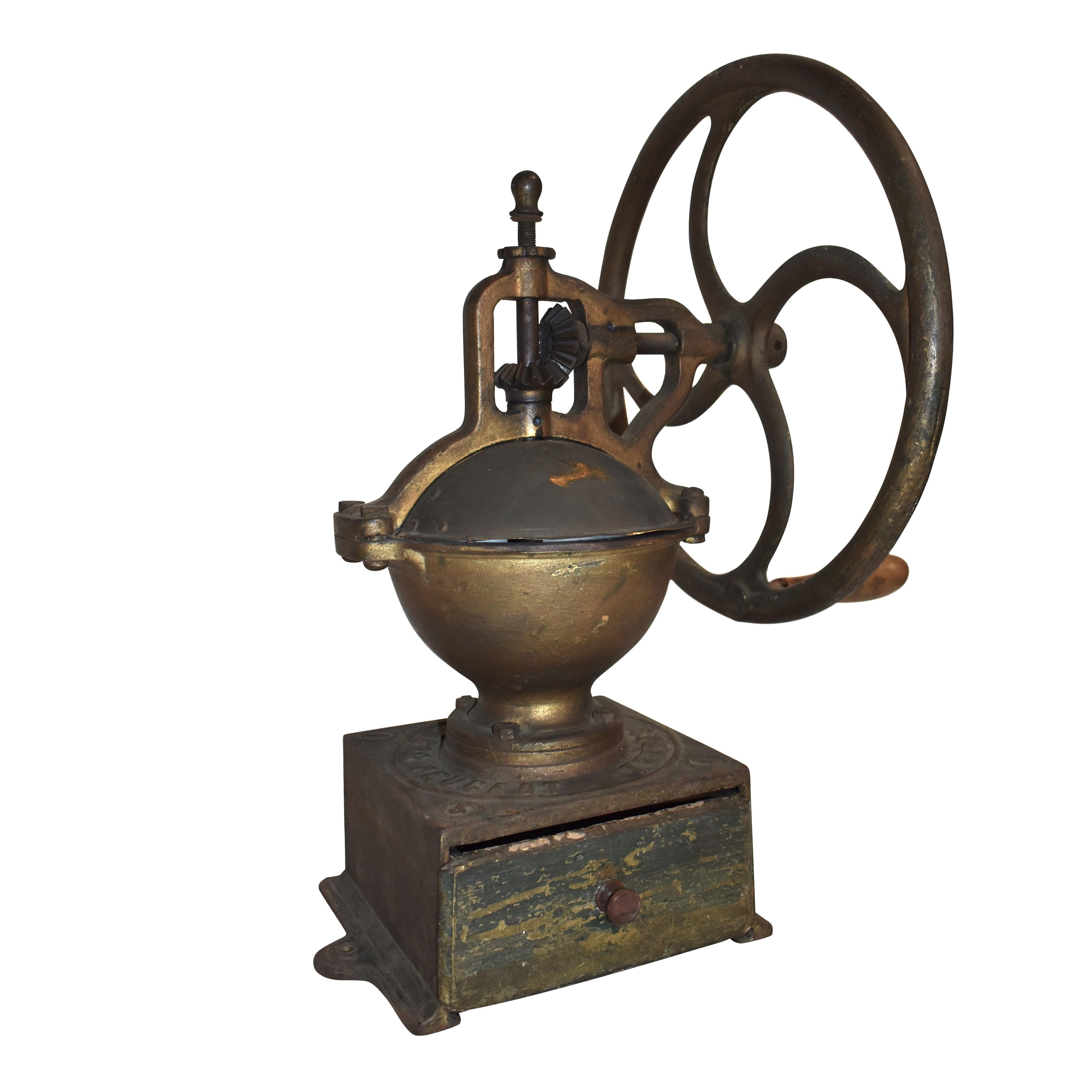 Un moulin à café industriel de la première heure du célèbre fabricant français, Peugeot Frères. L'une des plus grandes roues en fonte mesure 15 pouces et présente toutes les finitions d'origine (de nombreuses roues disponibles ont été repeintes).