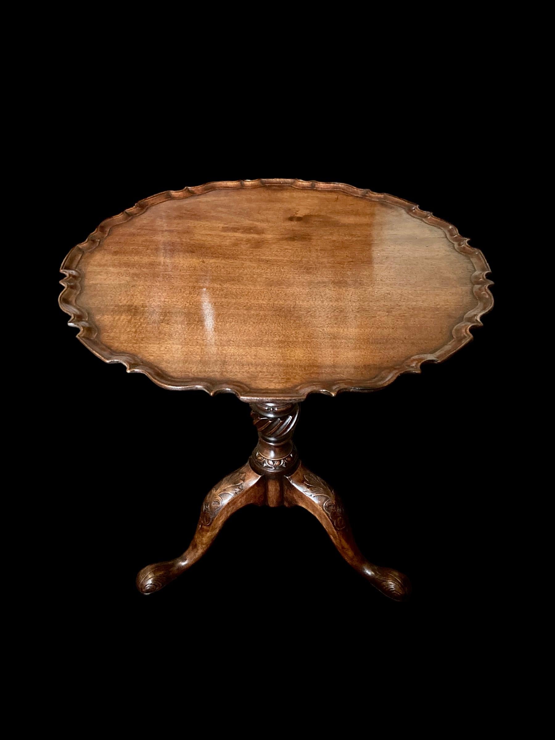 Sculpté Table d'appoint à croûte de tarte de la fin du 19e siècle en vente